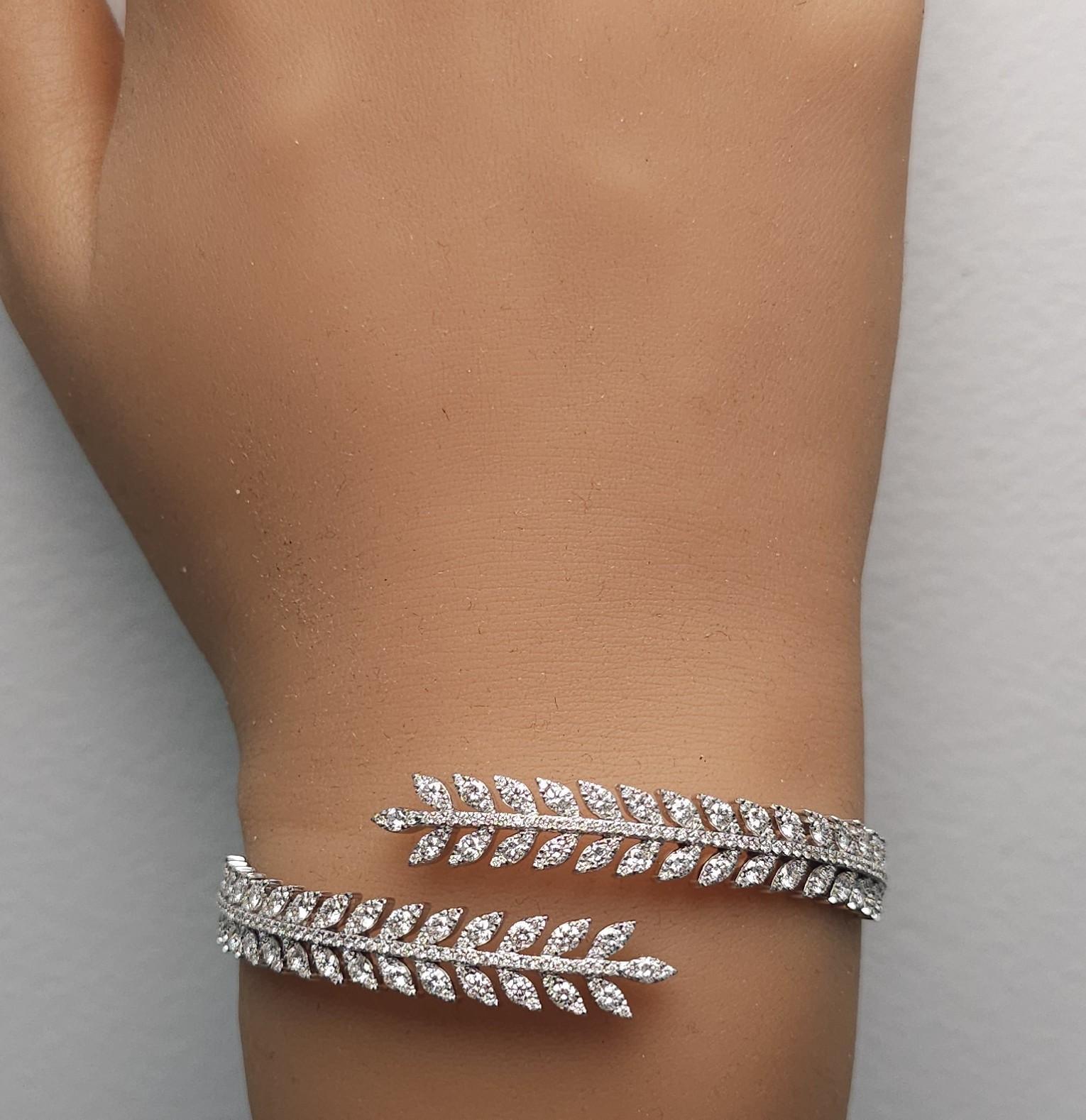 Manschettenarmband, natürlicher weißer runder Diamant 3.27 Karat TW Weißgold im Zustand „Neu“ im Angebot in New York, NY