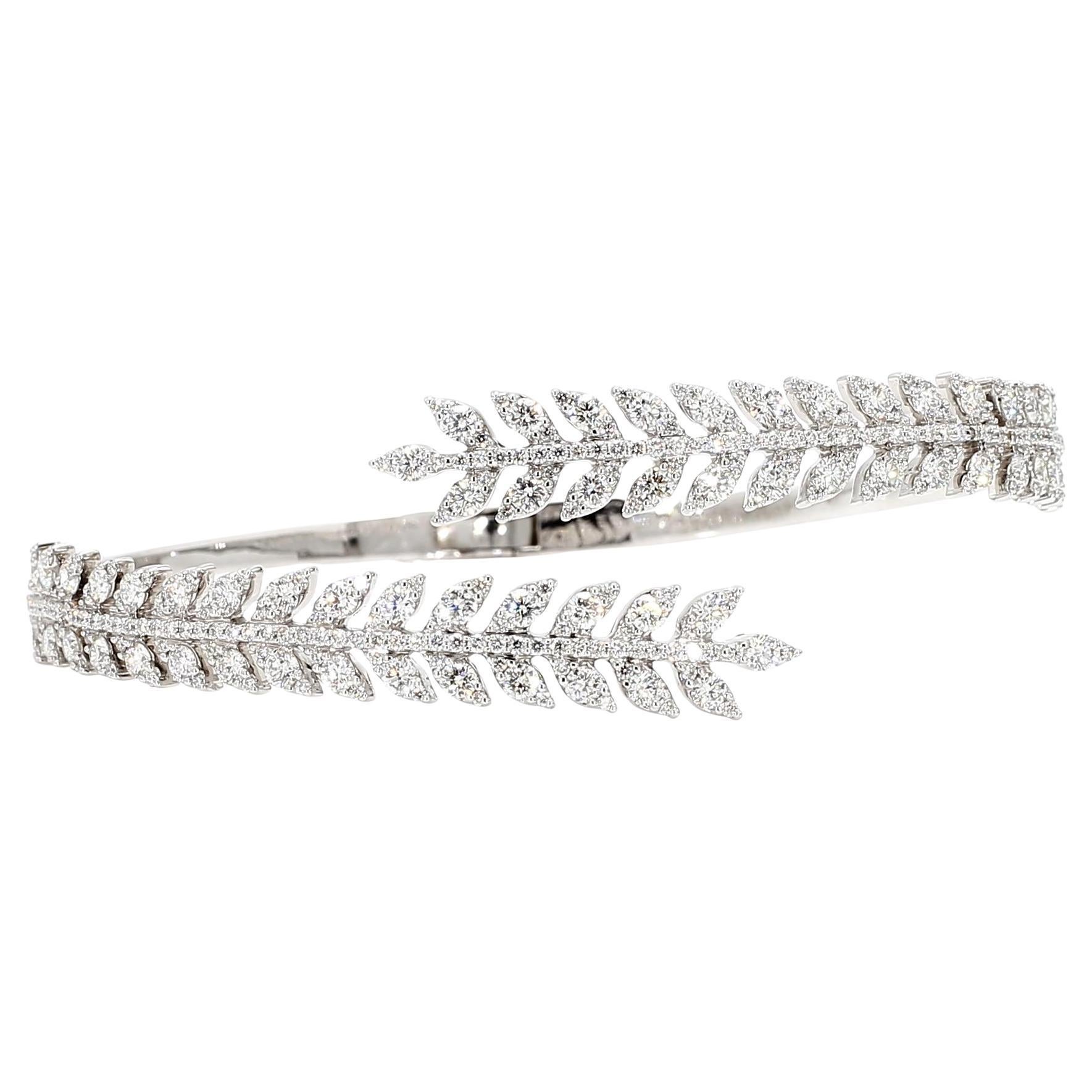 Manschettenarmband, natürlicher weißer runder Diamant 3.27 Karat TW Weißgold
