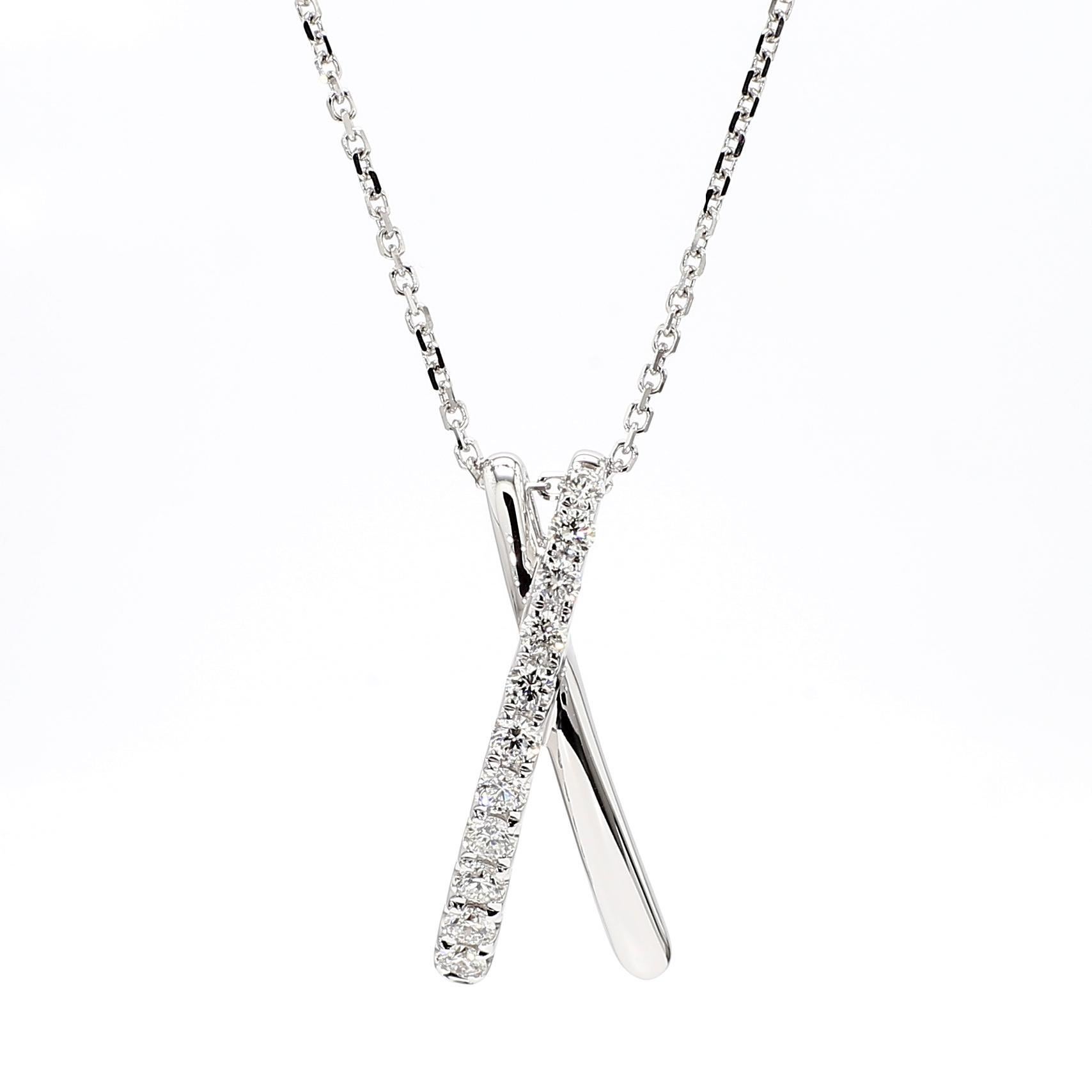 Contemporaneo Ciondolo a goccia in oro bianco con diamante tondo naturale da 33 carati TW in vendita