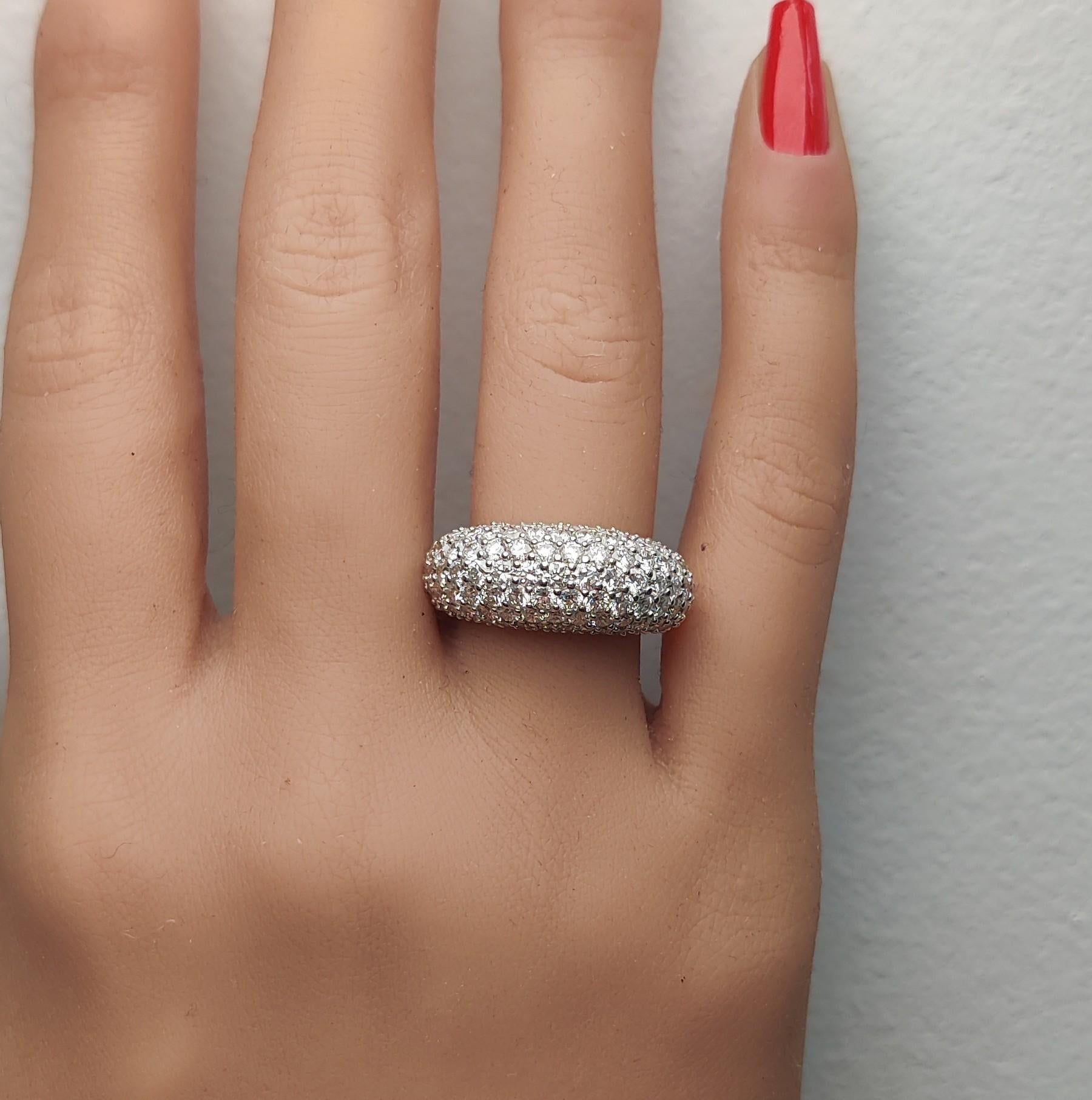 Bague cocktail en or blanc naturel avec diamants ronds de 3.53 carat poids total Neuf - En vente à New York, NY
