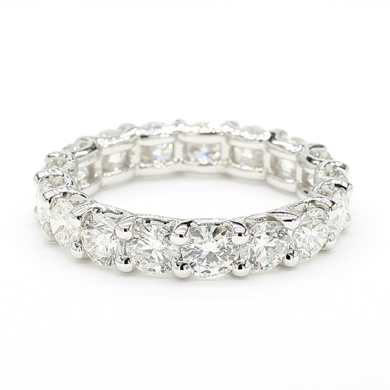 Natural White Round Diamond 3.60 Carat TW White Gold Eternity Band Contemporáneo en venta