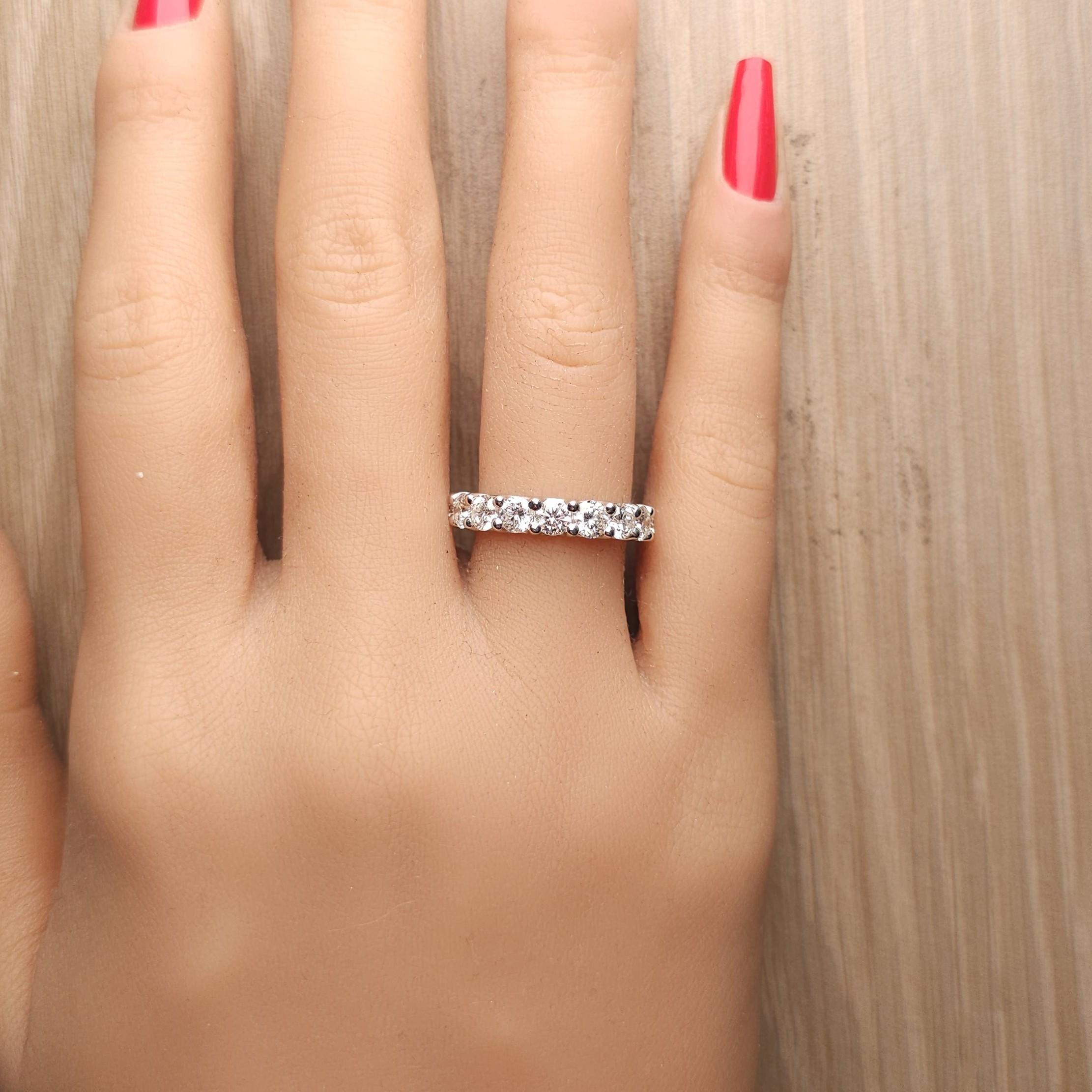 Natural White Round Diamond 3.60 Carat TW White Gold Eternity Band en Nuevo estado para la venta en New York, NY