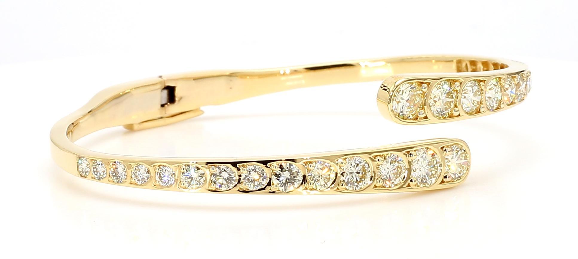 Taille ronde Bracelet manchette en or jaune avec diamants ronds blancs naturels de 3.98 carat poids total en vente