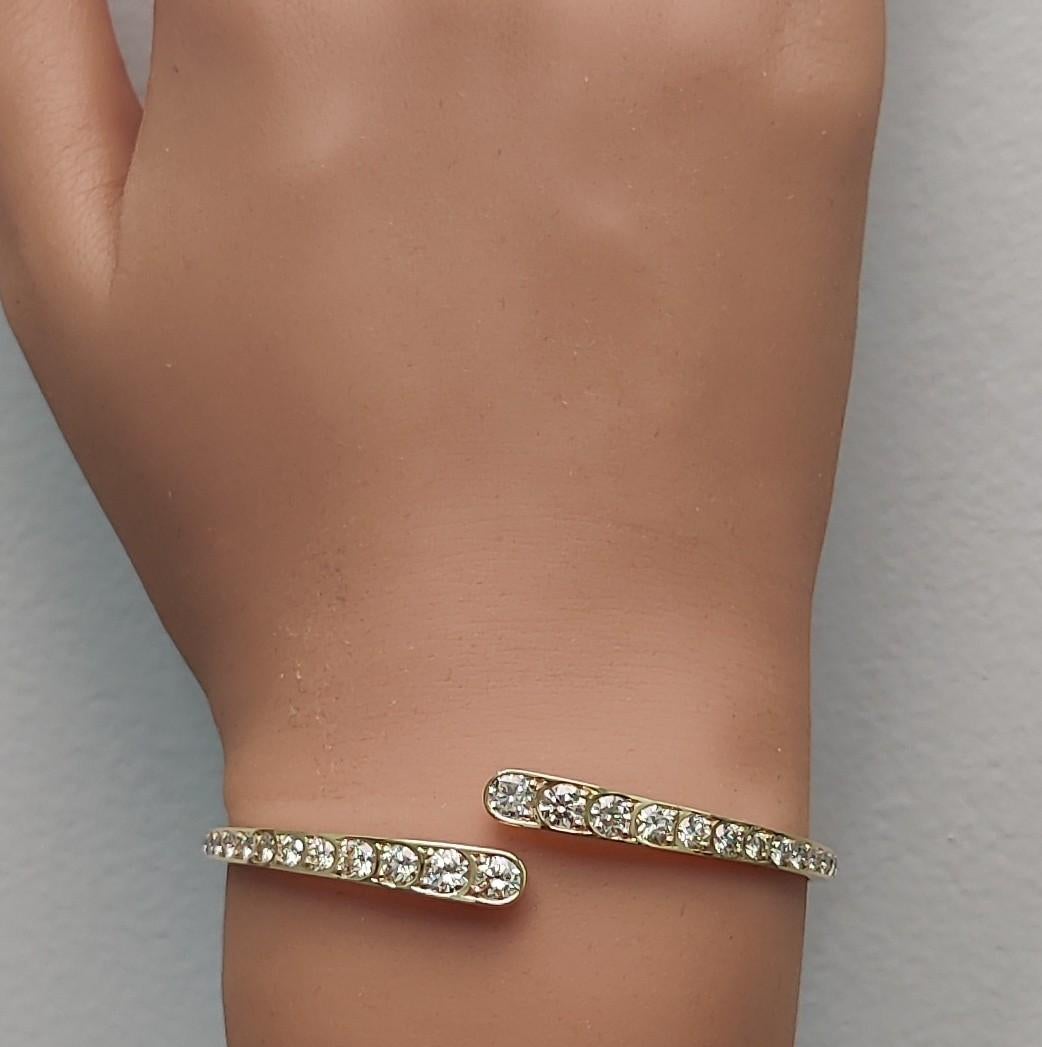 Bracelet manchette en or jaune avec diamants ronds blancs naturels de 3.98 carat poids total Neuf - En vente à New York, NY