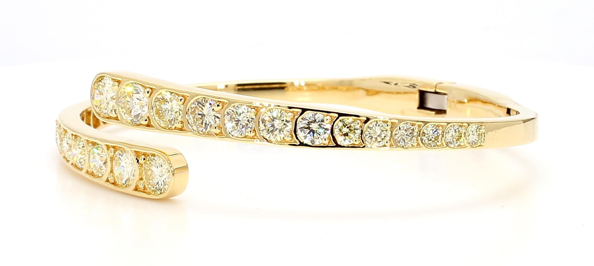 Le bracelet classique en diamants de Raregemworld. Montée dans une belle monture en or jaune 18 carats avec des diamants blancs de taille ronde naturelle en mêlée. Ce bracelet est garanti pour impressionner ! Portez-le seul ou superposez-le à un