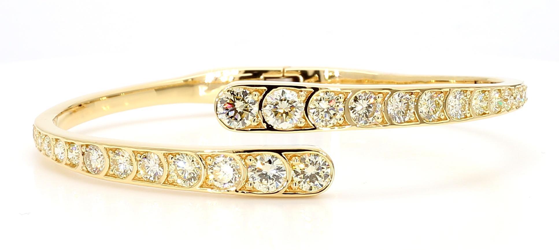 Contemporain Bracelet manchette en or jaune avec diamants ronds blancs naturels de 4.14 carat poids total en vente
