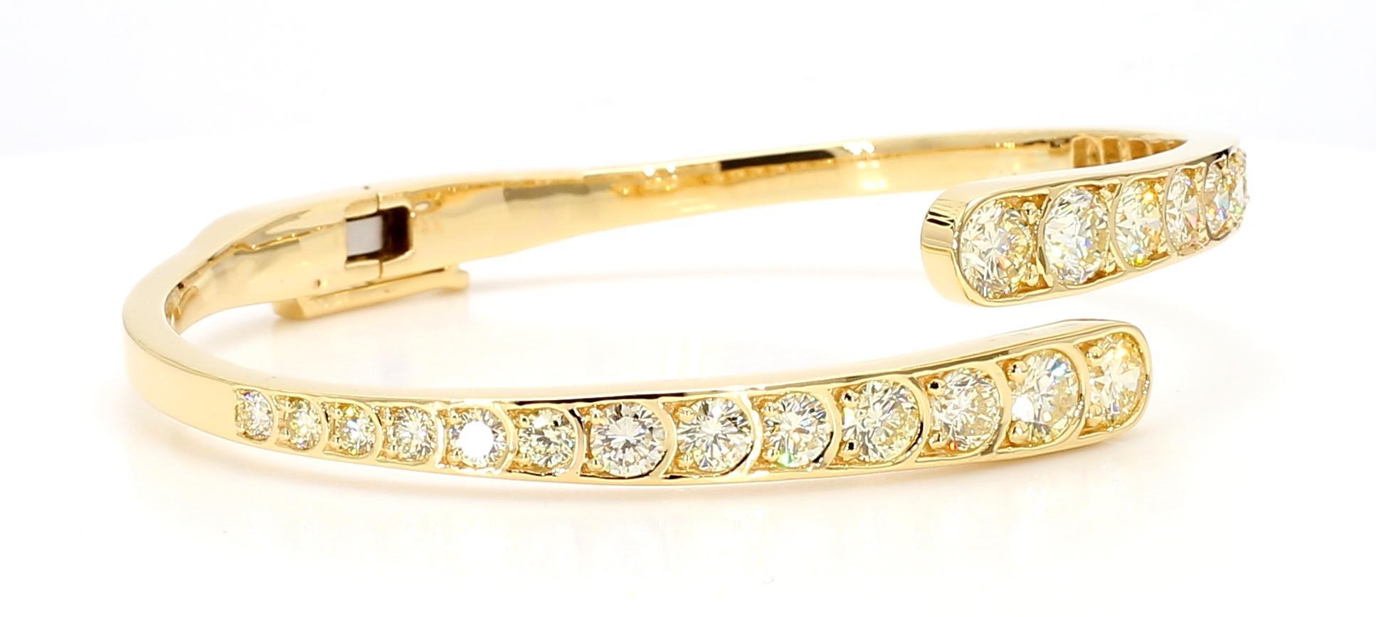 Taille ronde Bracelet manchette en or jaune avec diamants ronds blancs naturels de 4.14 carat poids total en vente