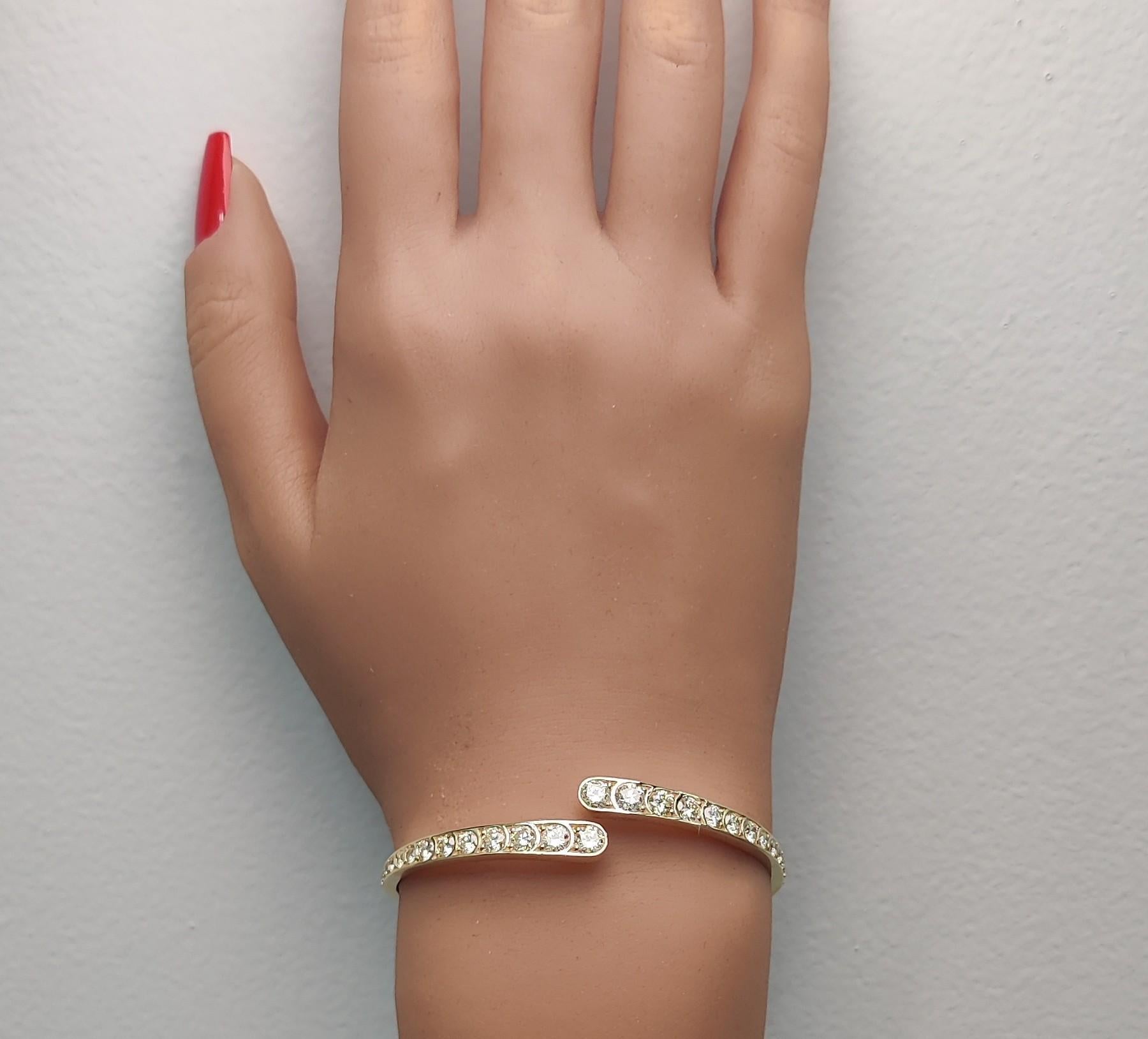 Bracelet manchette en or jaune avec diamants ronds blancs naturels de 4.14 carat poids total Neuf - En vente à New York, NY