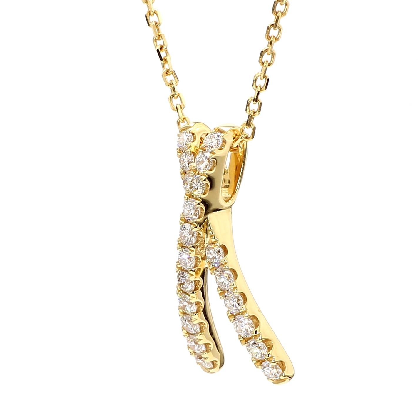 RareGemWorld's wunderschöner Diamant-Anhänger. Montiert in einer schönen Fassung aus 18 Karat Gelbgold mit natürlichen runden weißen Diamanten. Dieser Anhänger wird Sie garantiert beeindrucken und Ihre persönliche Sammlung