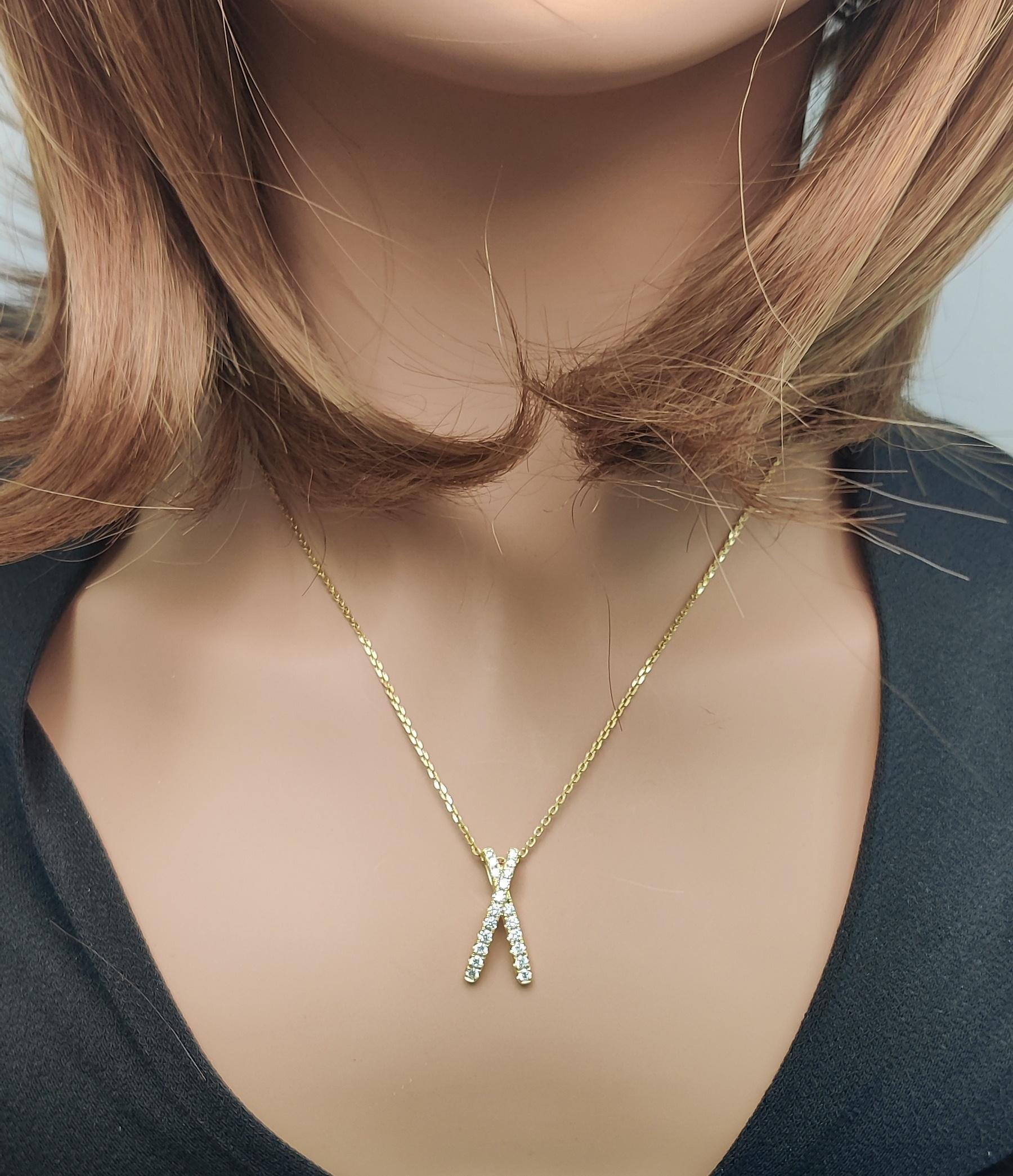 Natürlicher weißer runder Diamant .55 Karat TW Gelbgold Tropfenanhänger im Zustand „Neu“ im Angebot in New York, NY