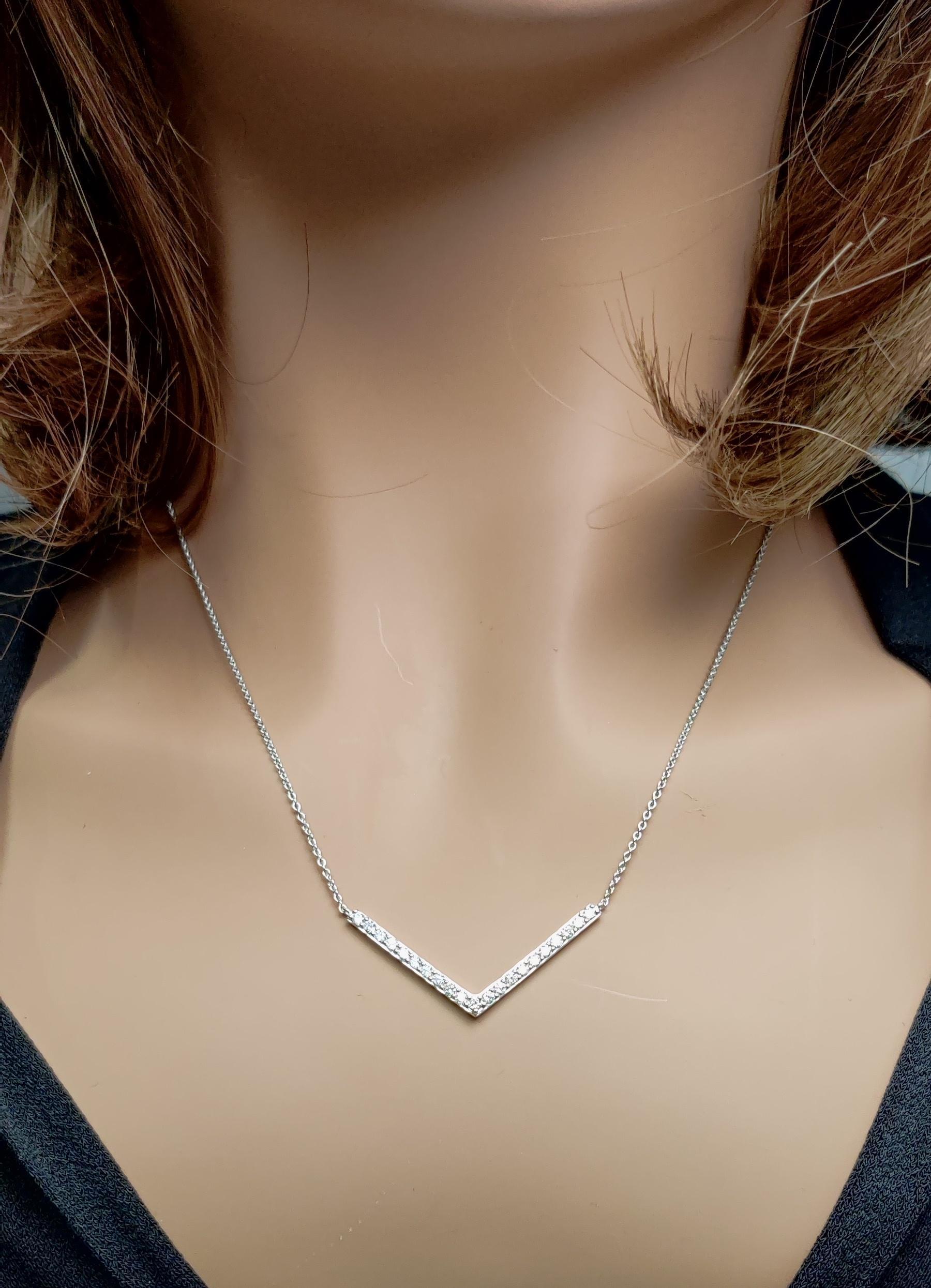 Le pendentif classique en diamant de Raregemworld. Monté dans une belle monture en or blanc 18 carats avec des diamants blancs de taille ronde naturelle. Ce pendentif est garanti pour impressionner et enrichir votre collection personnelle.

Poids