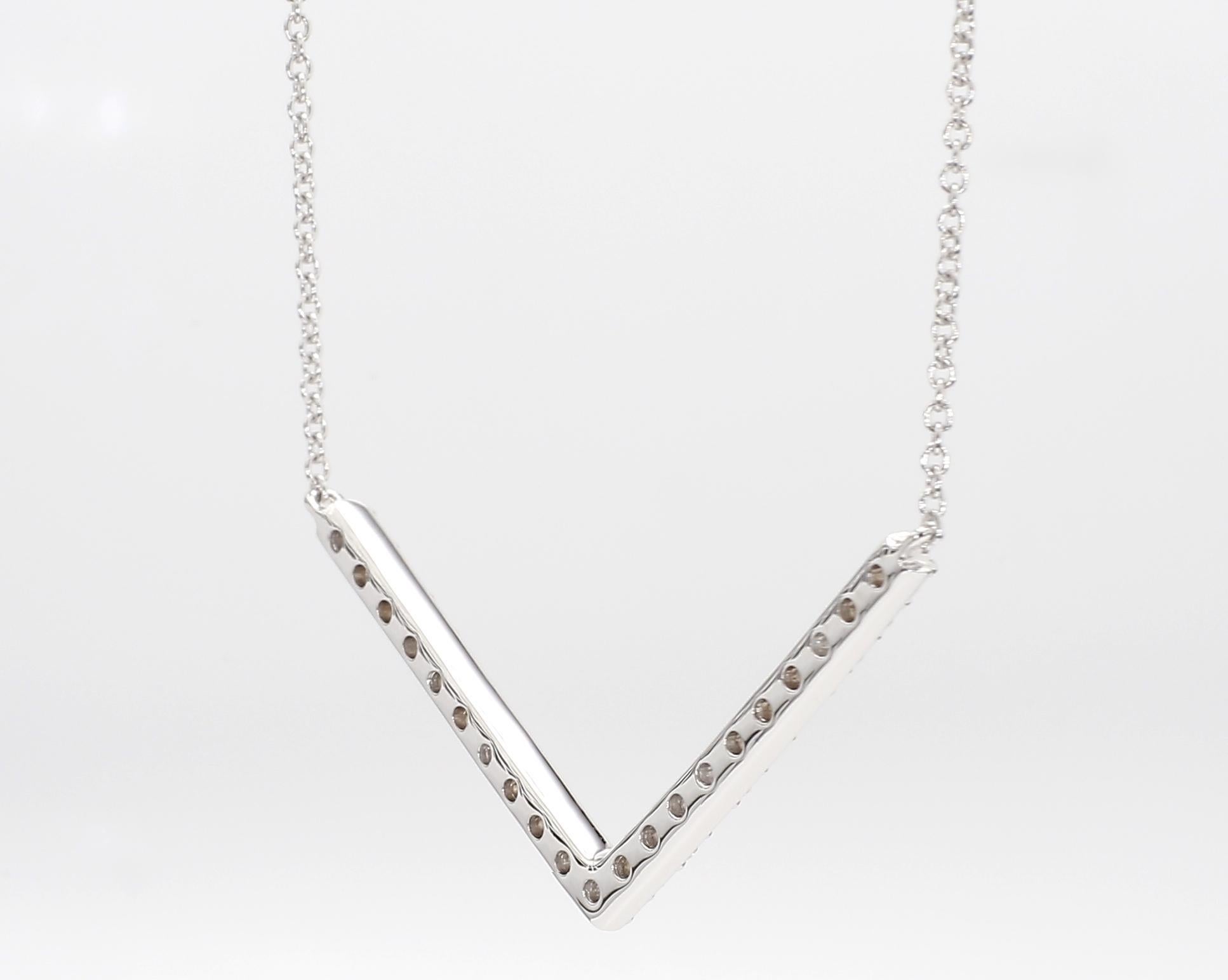 Contemporain Collier pendentif en or blanc avec diamant rond naturel de 56 carat Tw en vente
