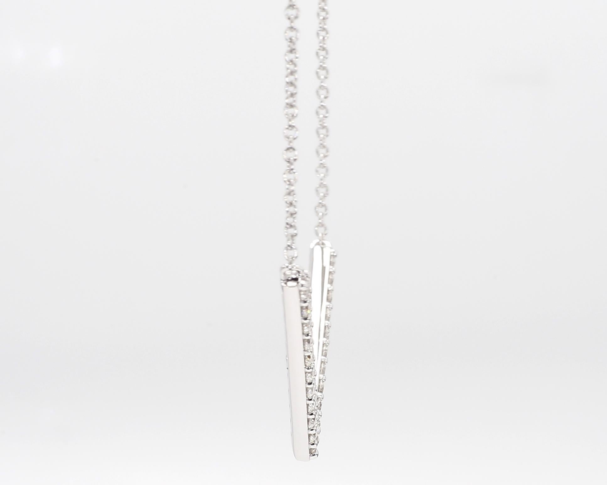 Taille ronde Collier pendentif en or blanc avec diamant rond naturel de 56 carat Tw en vente