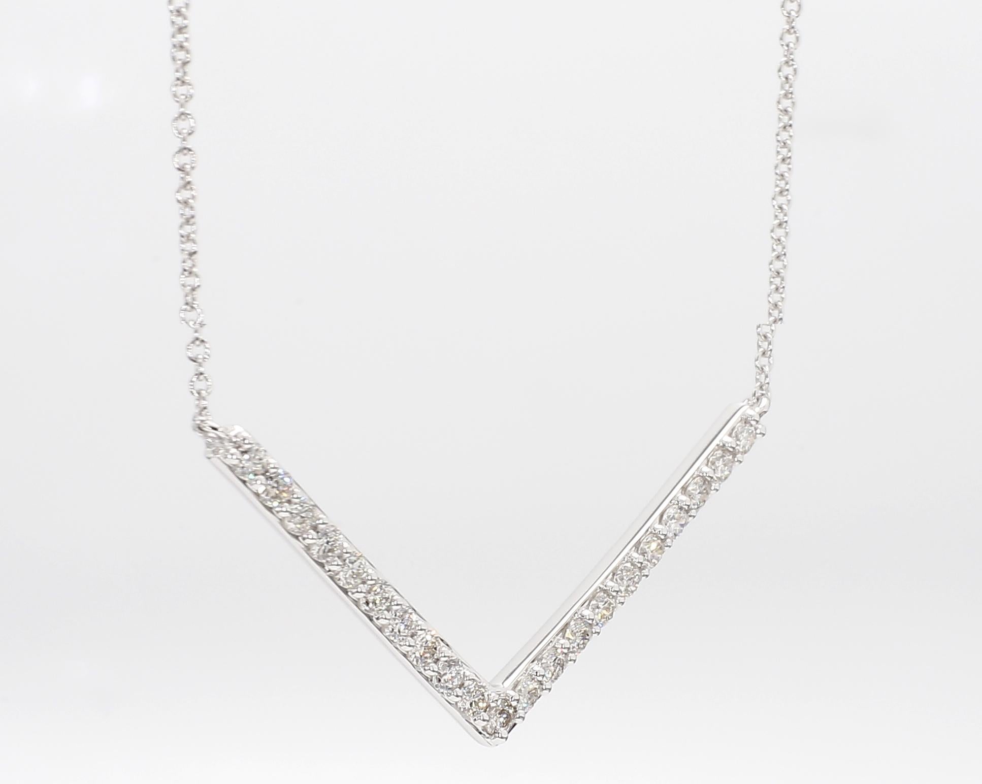 Collier pendentif en or blanc avec diamant rond naturel de 56 carat Tw Neuf - En vente à New York, NY