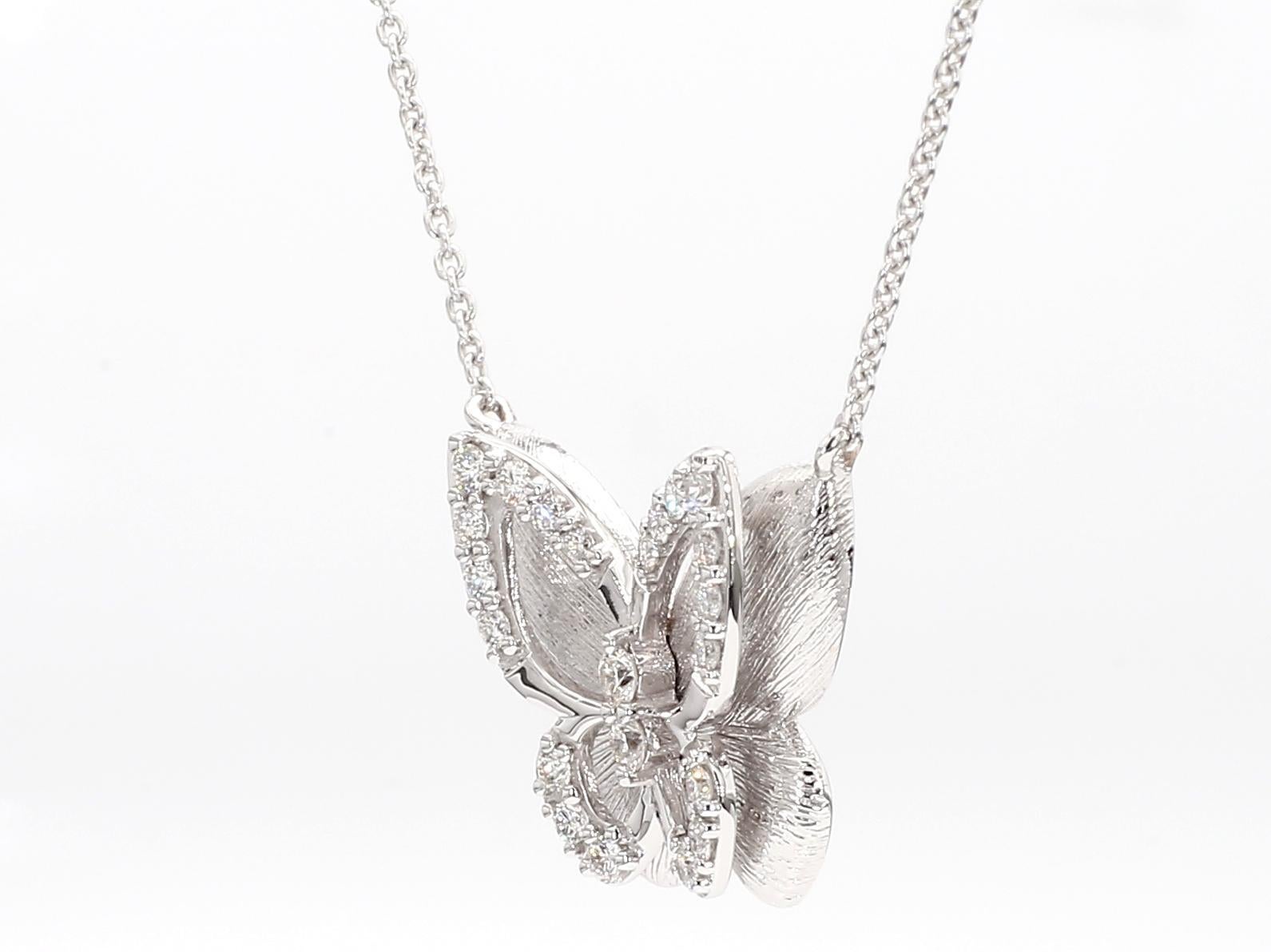 El clásico colgante de diamantes de RareGemWorld. Montada en un precioso engaste de oro blanco de 18 quilates con diamantes blancos naturales de talla redonda incrustados en una forma de mariposa de oro blanco. Este colgante impresionará y realzará