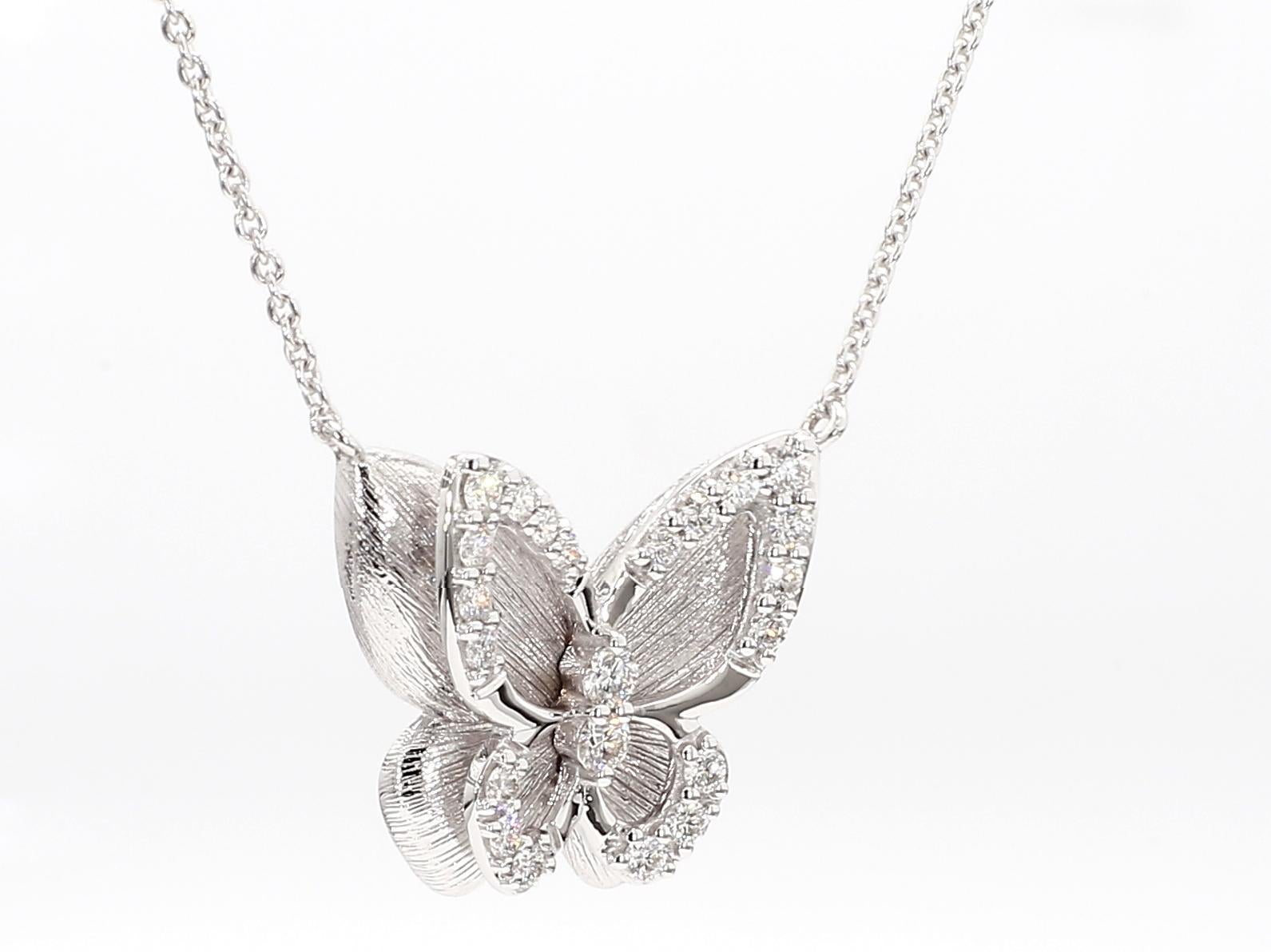 Collar Mariposa Oro Blanco Diamante Redondo Blanco Natural .65 Quilates TW Corte redondo en venta