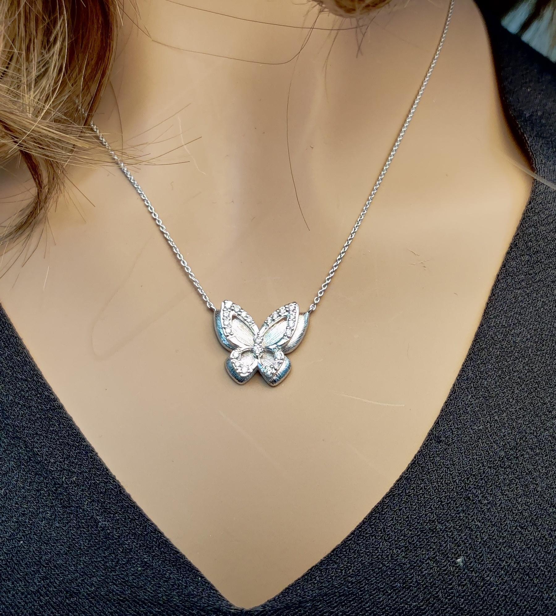 Collar Mariposa Oro Blanco Diamante Redondo Blanco Natural .65 Quilates TW en Nuevo estado para la venta en New York, NY
