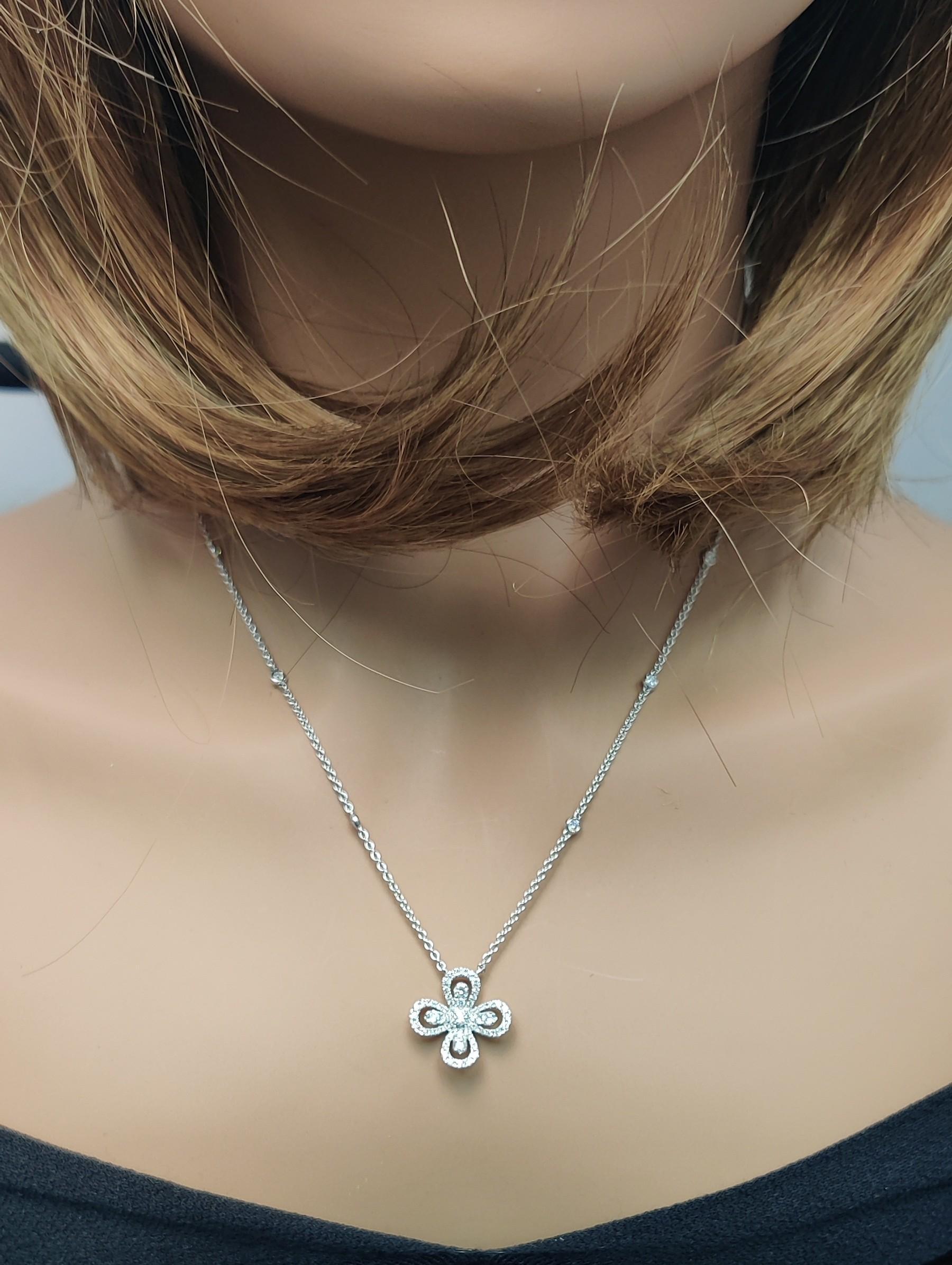 Collier pendentif en or blanc avec diamant rond naturel de 0,67 carat TW Neuf - En vente à New York, NY