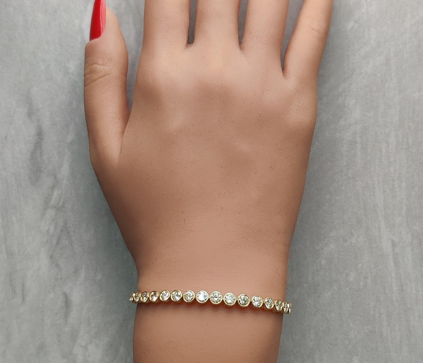 Natural White Round Diamond 6.76 Carat TW Yellow Gold Tennis Bracelet In New Condition For Sale In New York, NY