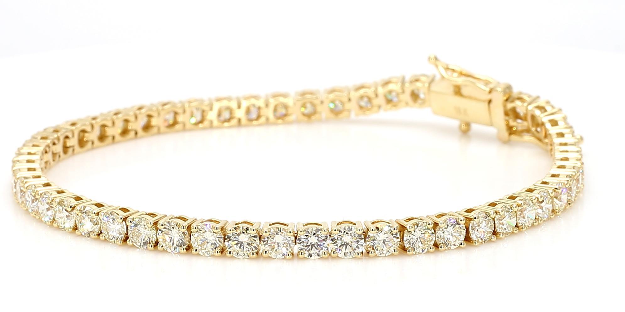 Preciosa pulsera de diamantes de RareGemWorld. Montada en un precioso engaste de Oro Amarillo de 18 quilates con melee de diamantes blancos naturales redondos. Te garantizamos que esta pulsera impresionará y realzará tu colección personal.

Peso