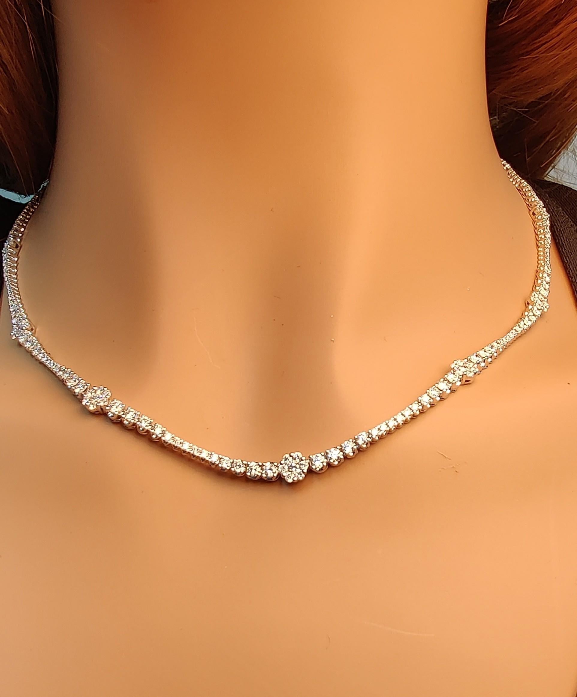 Natural White Round Diamond 8.11 Carat Tw White Gold Drop Necklace In New Condition For Sale In New York, NY