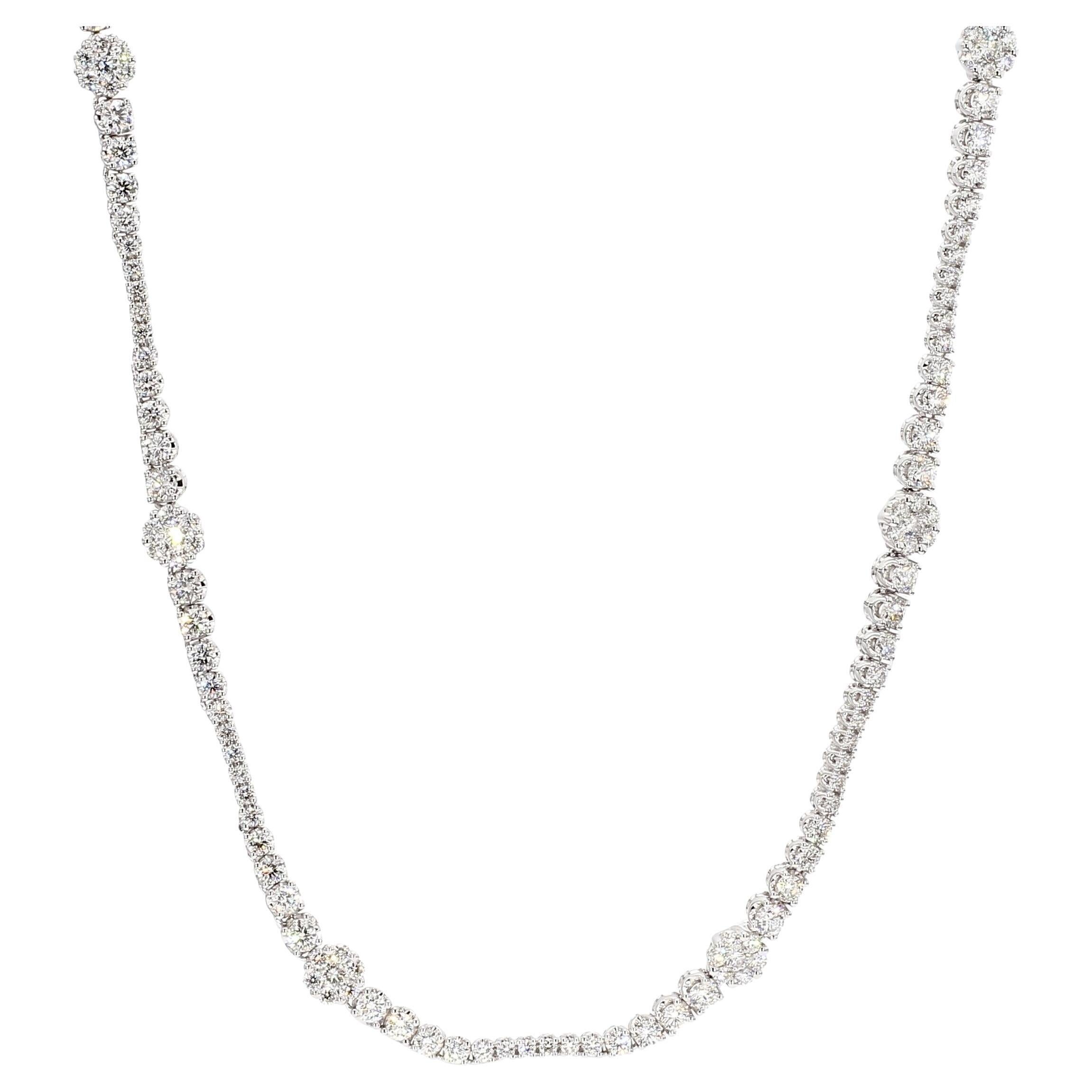 Collier goutte en or blanc naturel de 8.11 carats poids total en vente