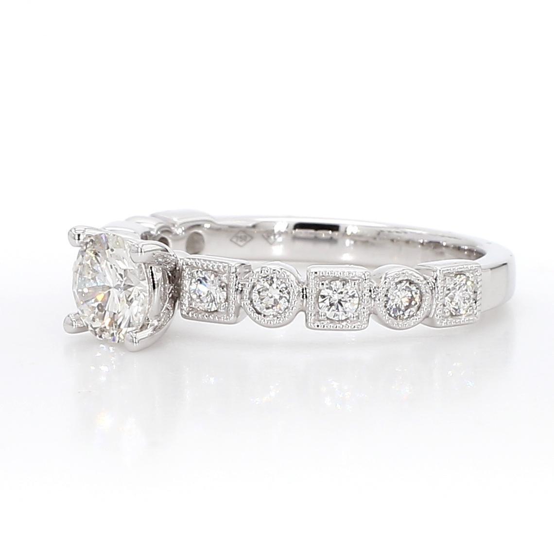 Der klassische Diamantring von RareGemWorld. In einer schönen Fassung aus 18 Karat Weißgold mit einem großen weißen Diamanten im Rundschliff, umgeben von runden weißen Diamanten im Nahbereich. Dieser Ring wird Sie garantiert beeindrucken und Ihre