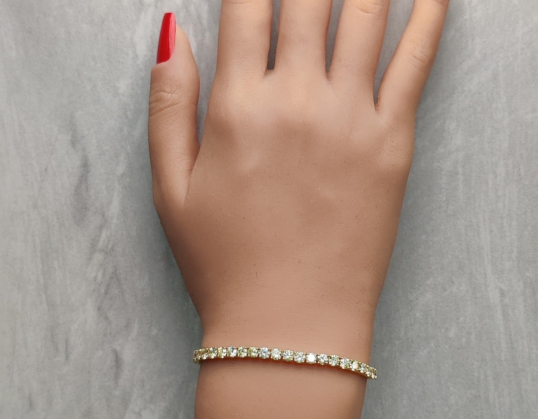 Natural White Round Diamond 8.94 Carat TW Yellow Gold Tennis Bracelet In New Condition For Sale In New York, NY