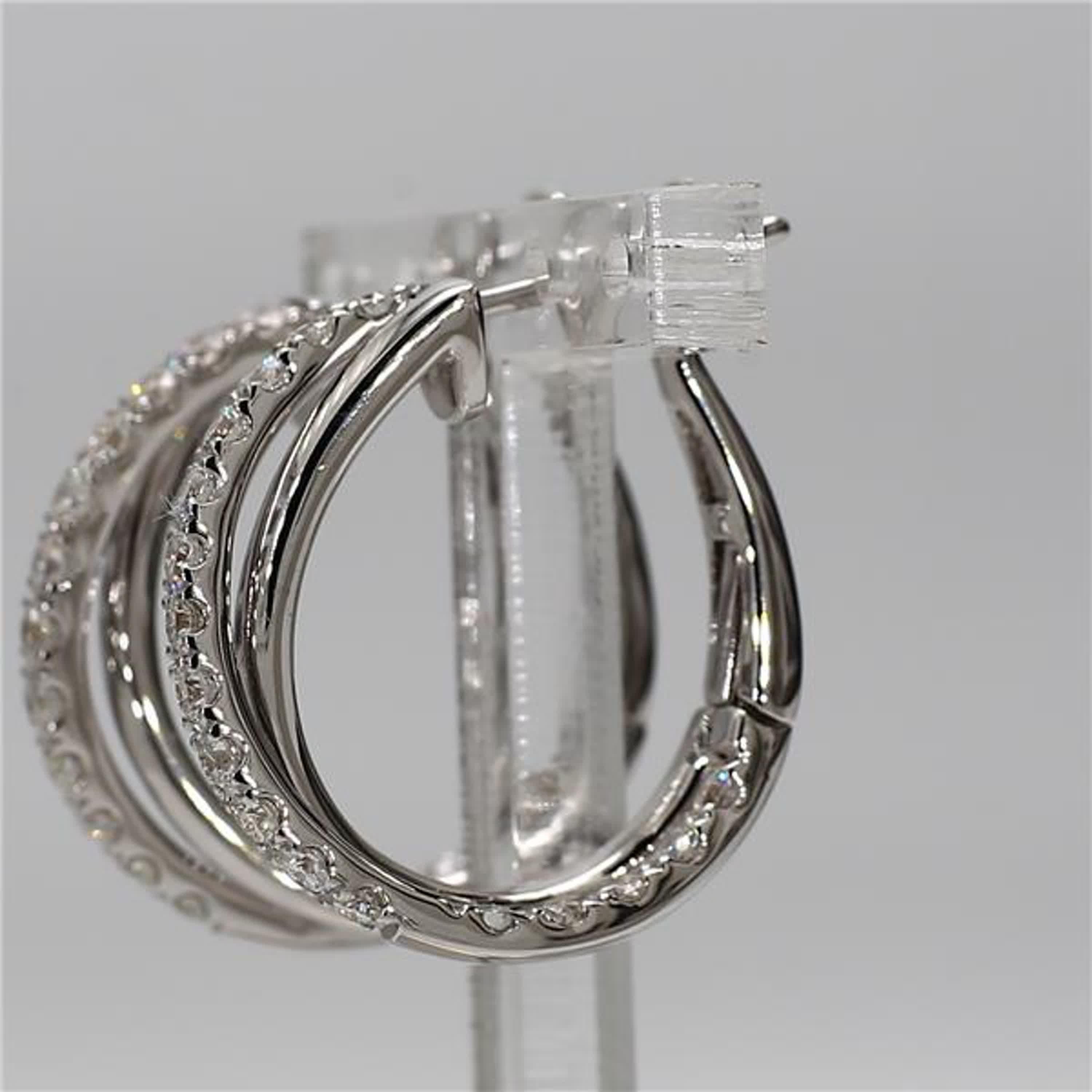 Die klassischen Diamantohrringe von RareGemWorld. Montiert in einer schönen Fassung aus 18 Karat Weißgold mit natürlichen weißen Diamanten im Rundschliff in einer schönen, ineinandergreifenden Kreisform. Diese Ohrringe werden Sie garantiert