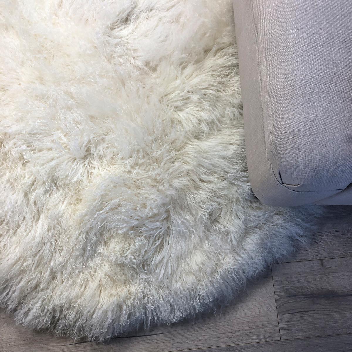 Natürlicher weißer runder weißer Pelzteppich, mongolischer Pelz, 4 Fuß (Skandinavische Moderne) im Angebot