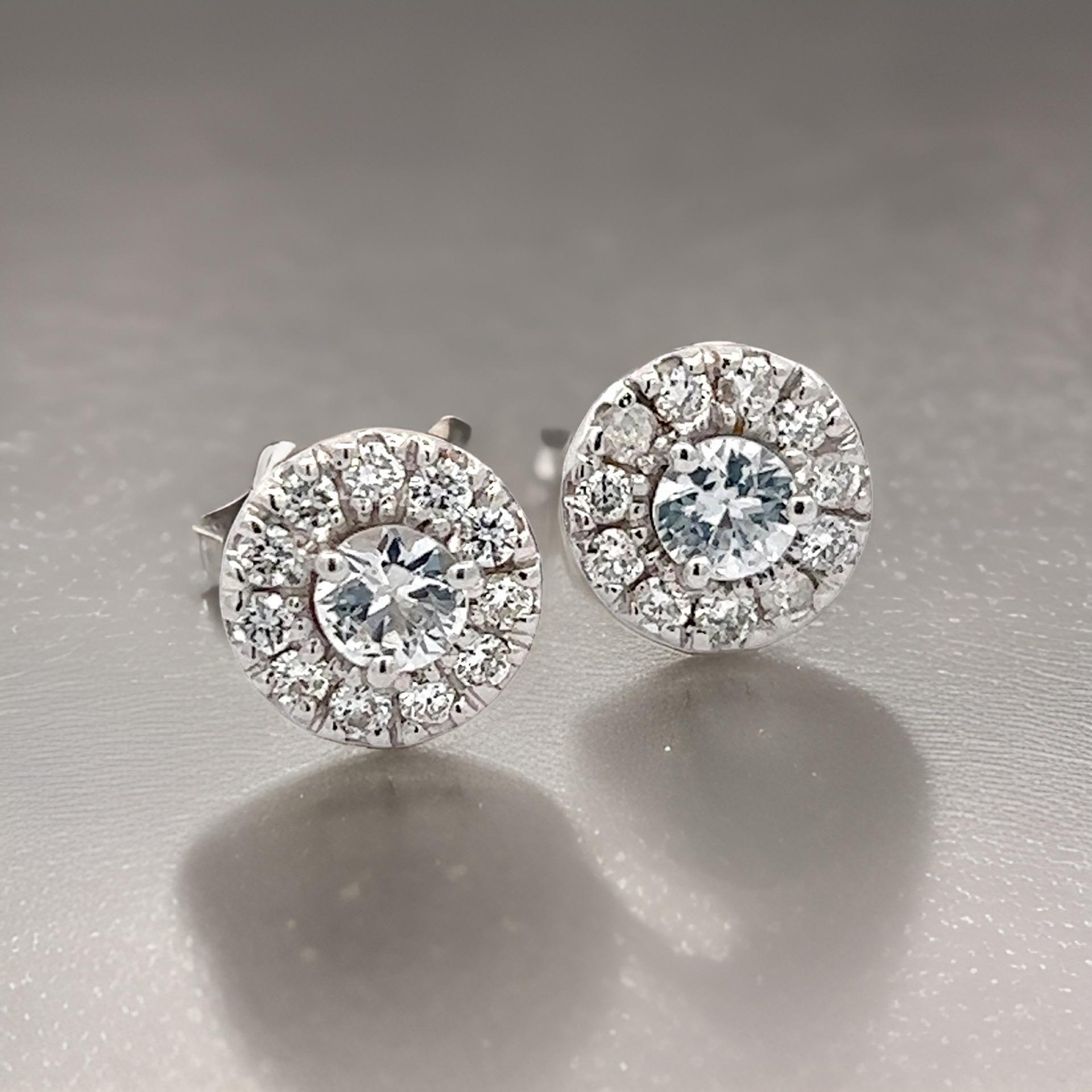 Taille ronde Clous d'oreilles en or 14 carats avec saphir blanc naturel et diamant certifié TCW 1,26 carat en vente