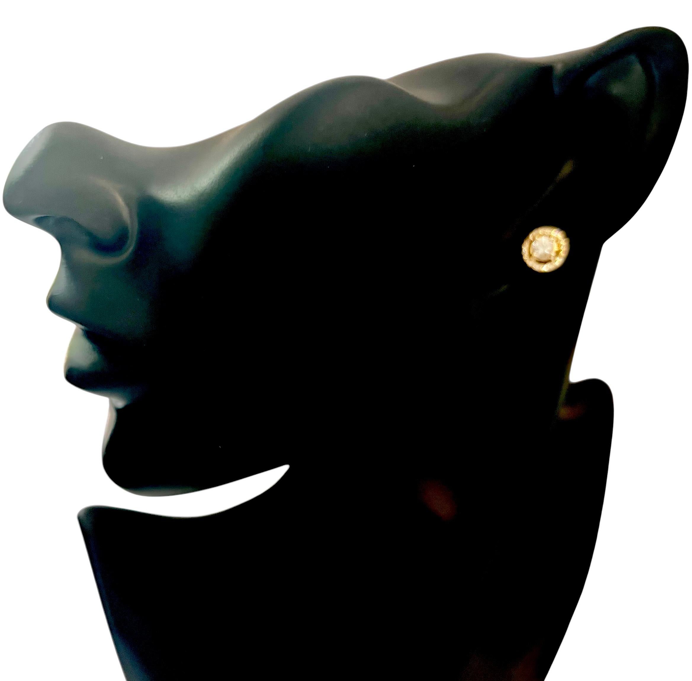 Taille ronde Clous d'oreilles en or jaune 14 carats avec saphir blanc naturel certifié TCW 0,97 carat en vente