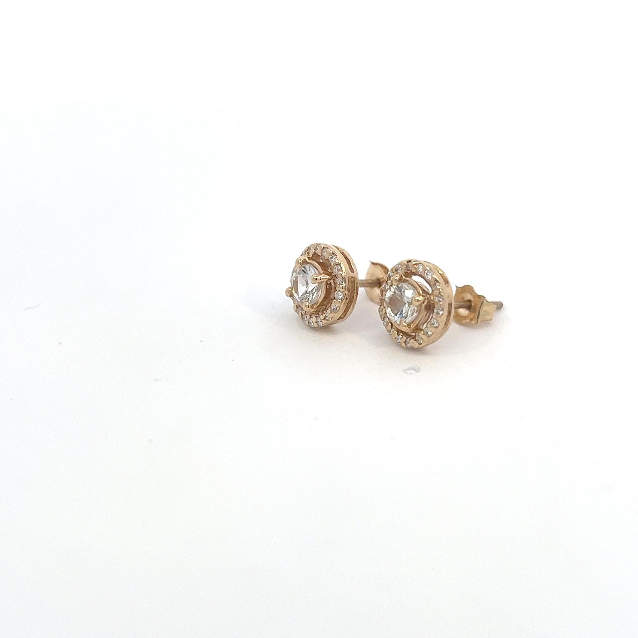 Clous d'oreilles en or jaune 14 carats avec saphir blanc naturel certifié TCW 0,97 carat en vente 1