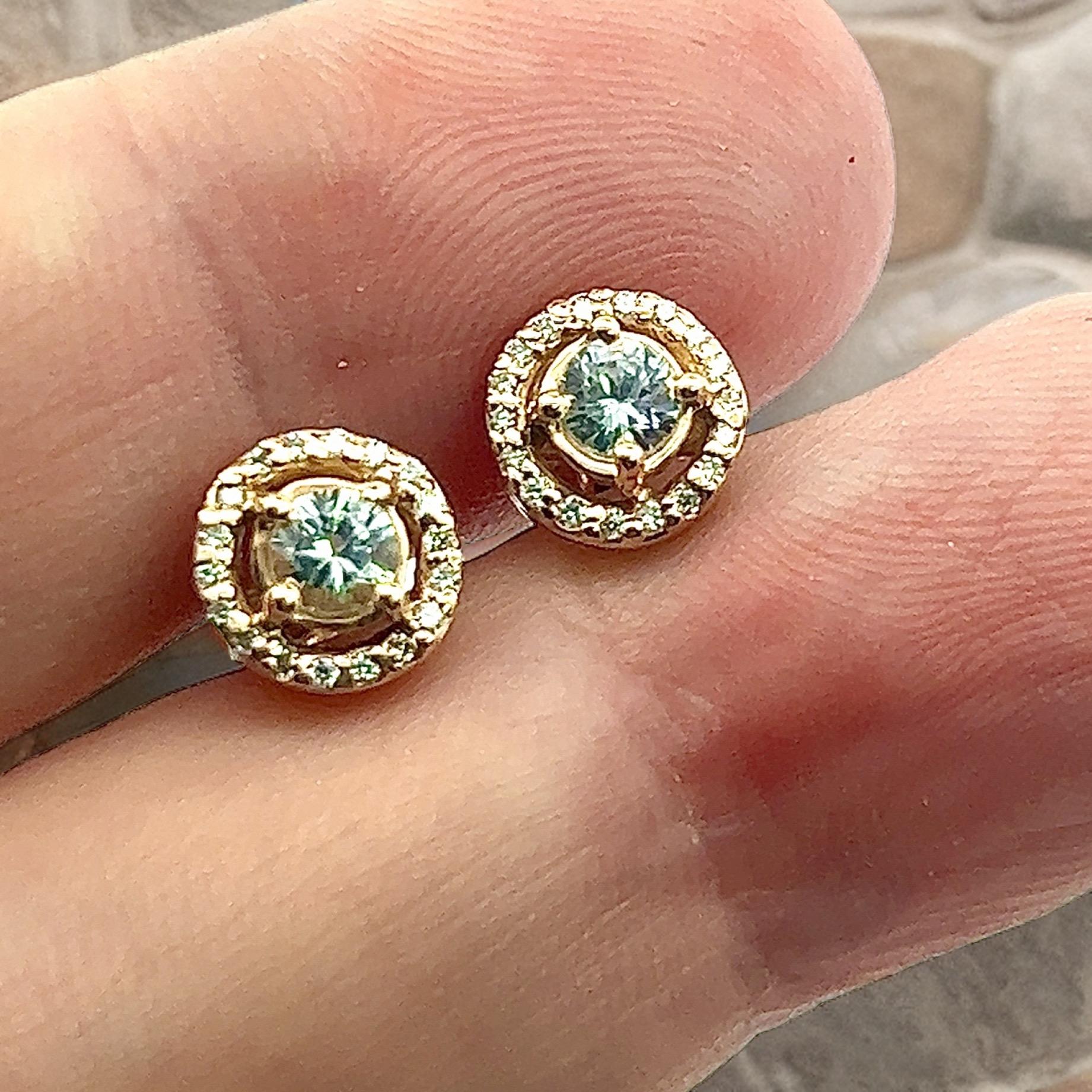 Clous d'oreilles en or jaune 14 carats avec saphir blanc naturel certifié TCW 0,97 carat en vente 2