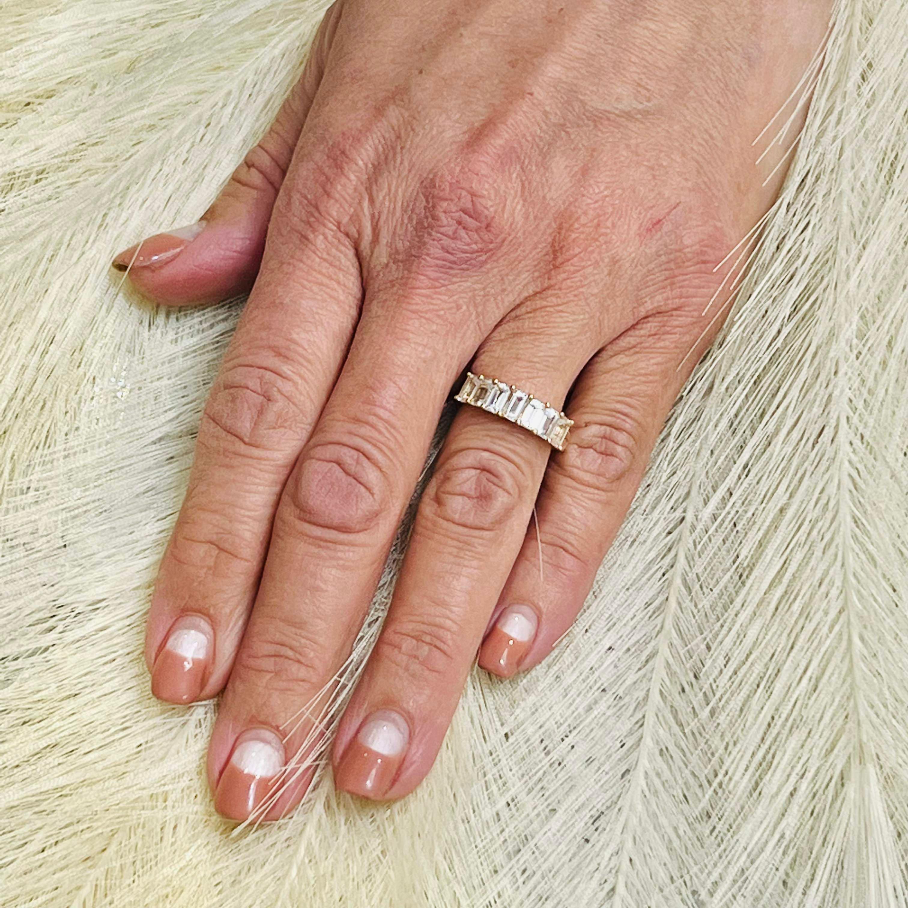 Ring mit natürlichem weißem Saphir Größe 6,5 14k Y Gold 3,36 TCW zertifiziert (Smaragdschliff) im Angebot