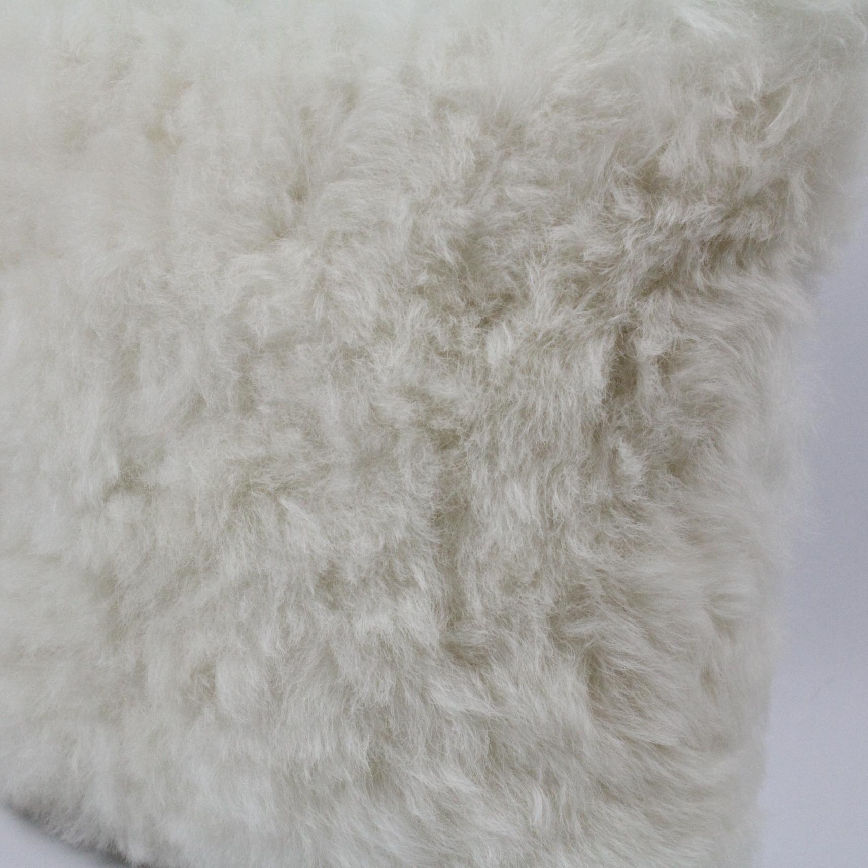 Oreiller en peau de mouton blanc naturel Créez une atmosphère de confort luxueux en habillant un lit ou un canapé avec cet attrayant oreiller en peau de mouton blanc naturel. Fabriqué à partir de la meilleure peau de mouton islandaise, ce charmant