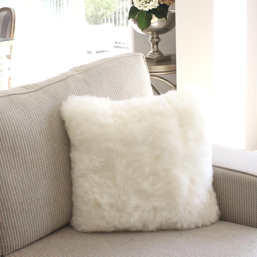 Country Coussin en peau de mouton blanche naturelle en vente