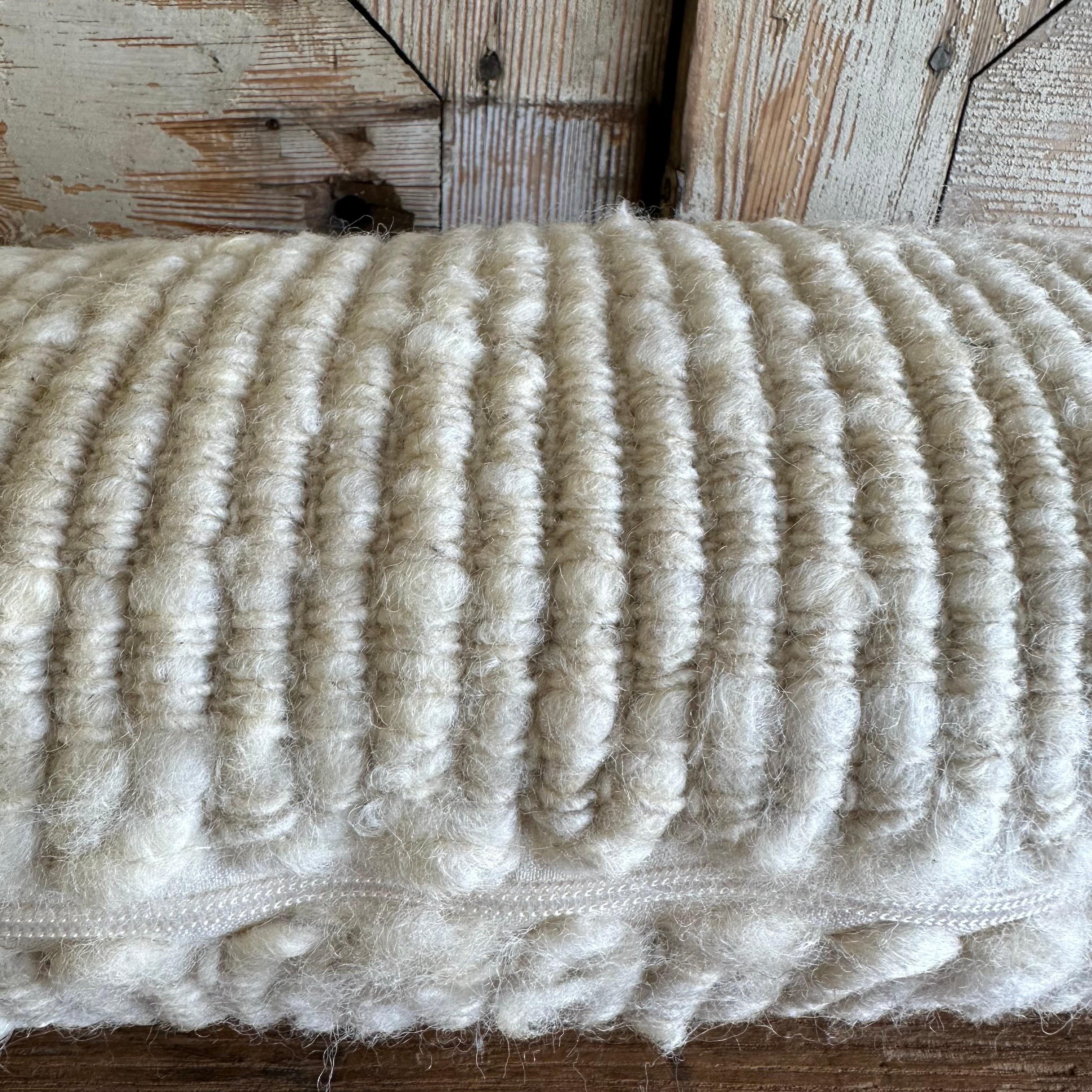 Coussin en laine texturée naturelle blanche faite à la main avec insert en vente 2