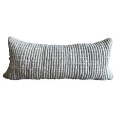 Coussin en laine texturée naturelle blanche faite à la main avec insert
