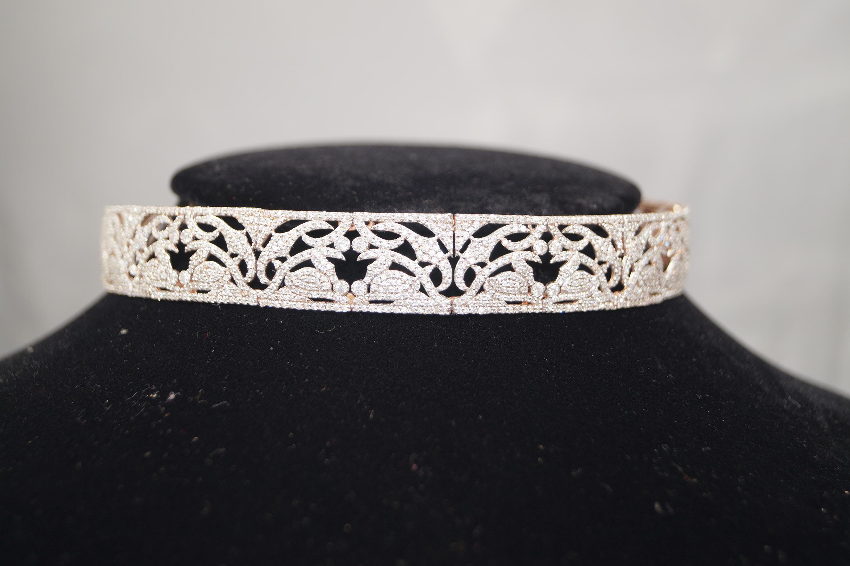 This beautiful white topaz choker is a perfect jewel for any special occasion. It has been crafted by the fine artisans using sterling silver. Carefully selected white topaz have been used in it, which add a subtle spark in it. The rose gold plating