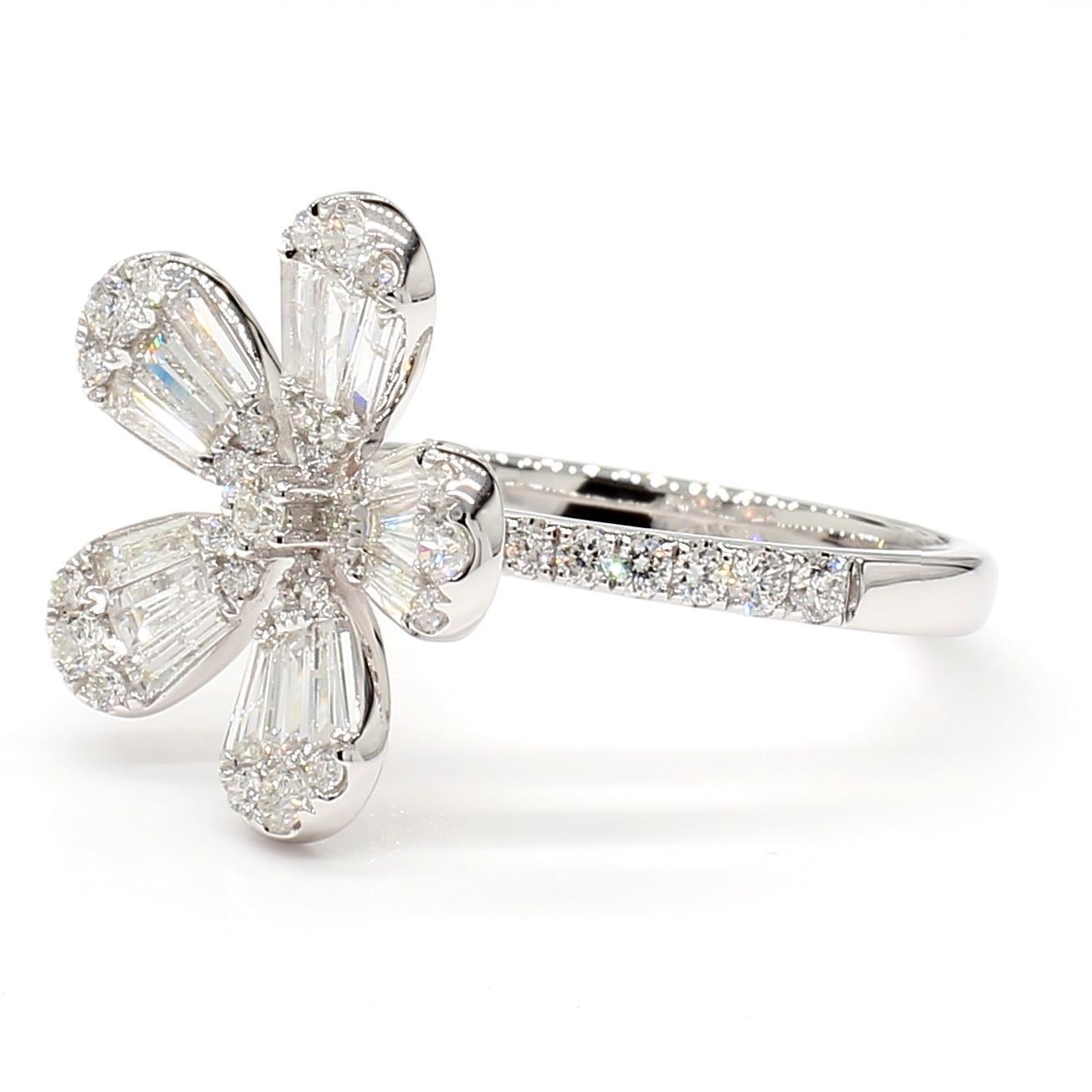 Precioso anillo de cóctel de diamantes de RareGemWorld. Montada en un precioso engaste de oro blanco de 18 quilates con diamantes blancos trapezoidales naturales complementados con melee de diamantes blancos redondos naturales. Este anillo