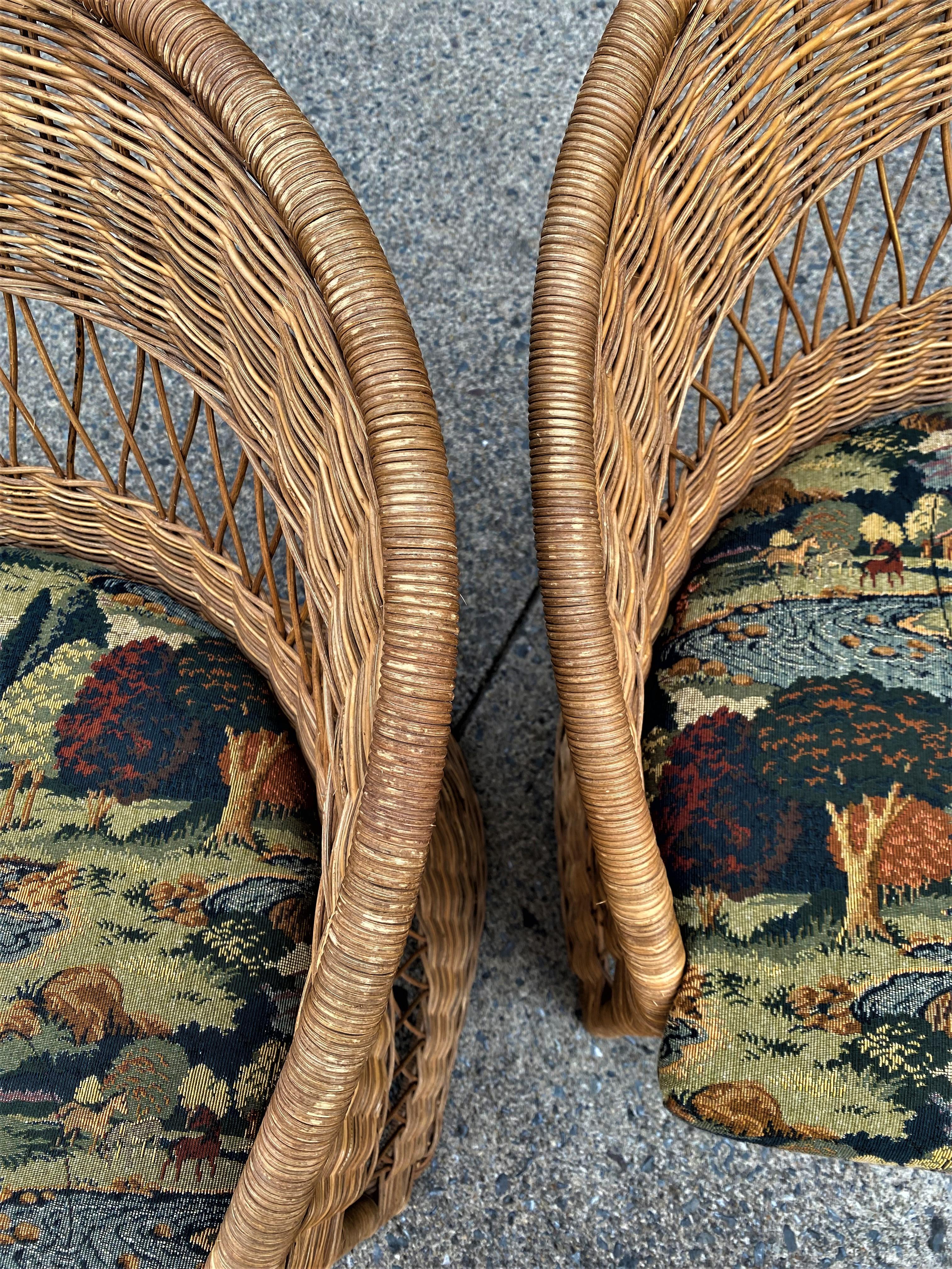 Paire de chaises tulipe/barrel mi-siècle en osier naturel et rotin avec tapisserie de pêche en vente 2