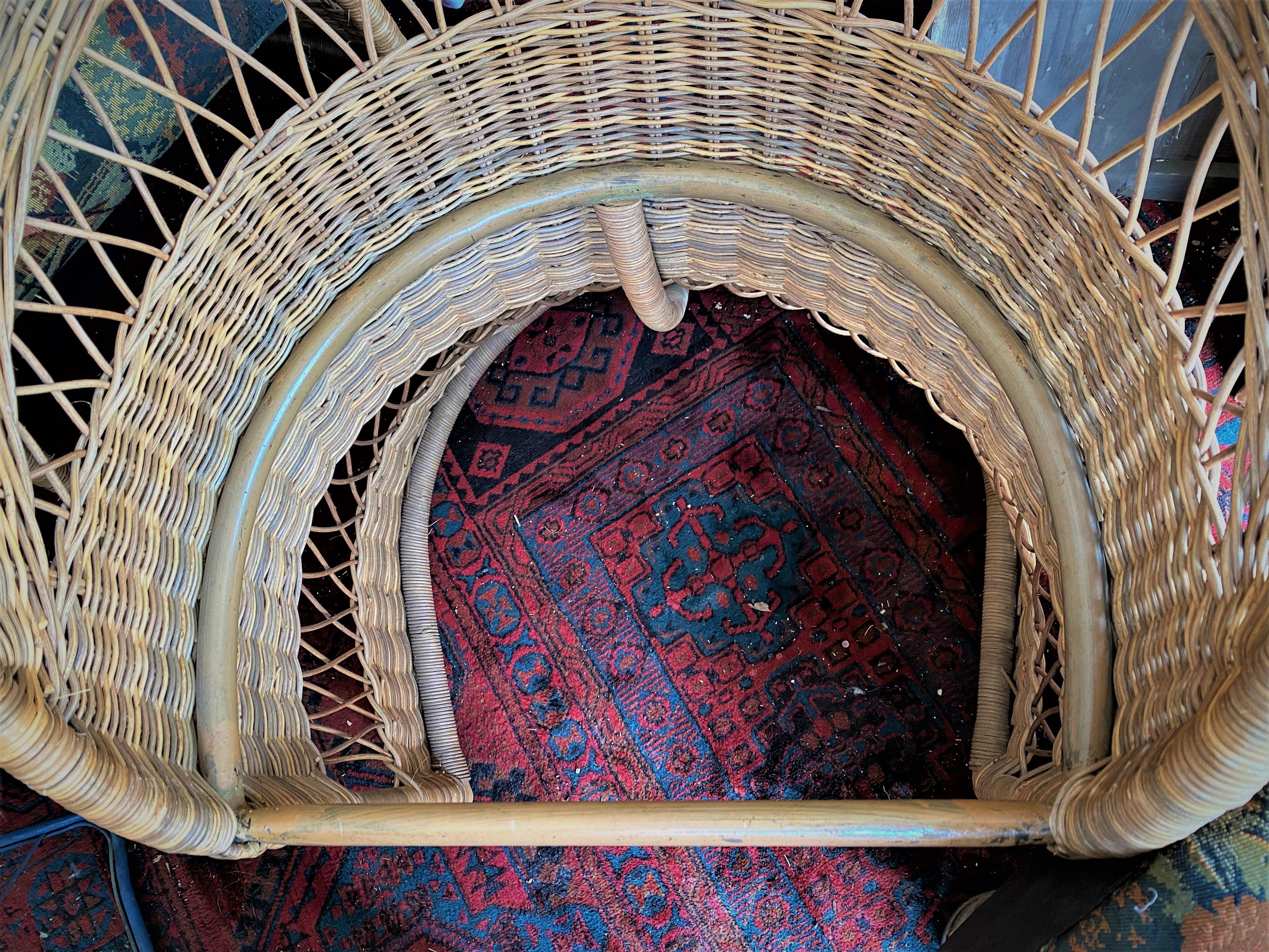 Paire de chaises tulipe/barrel mi-siècle en osier naturel et rotin avec tapisserie de pêche en vente 4