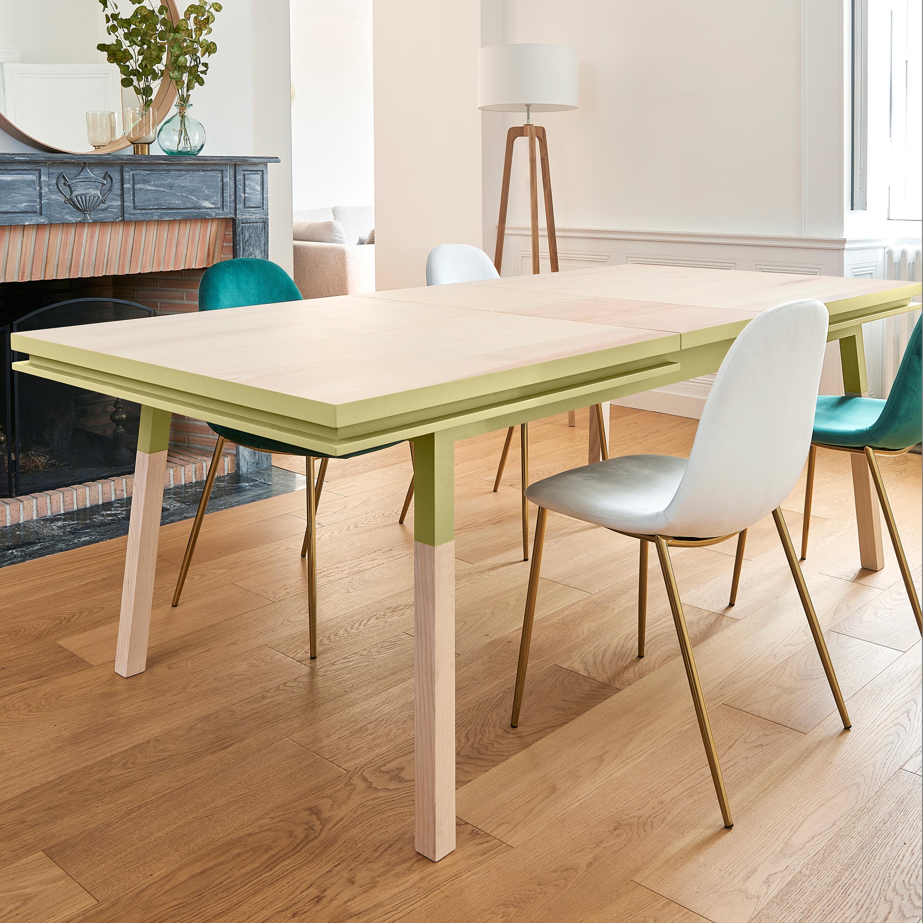 French Yellow short pants finish for this extensible dining table in solid wood For Sale