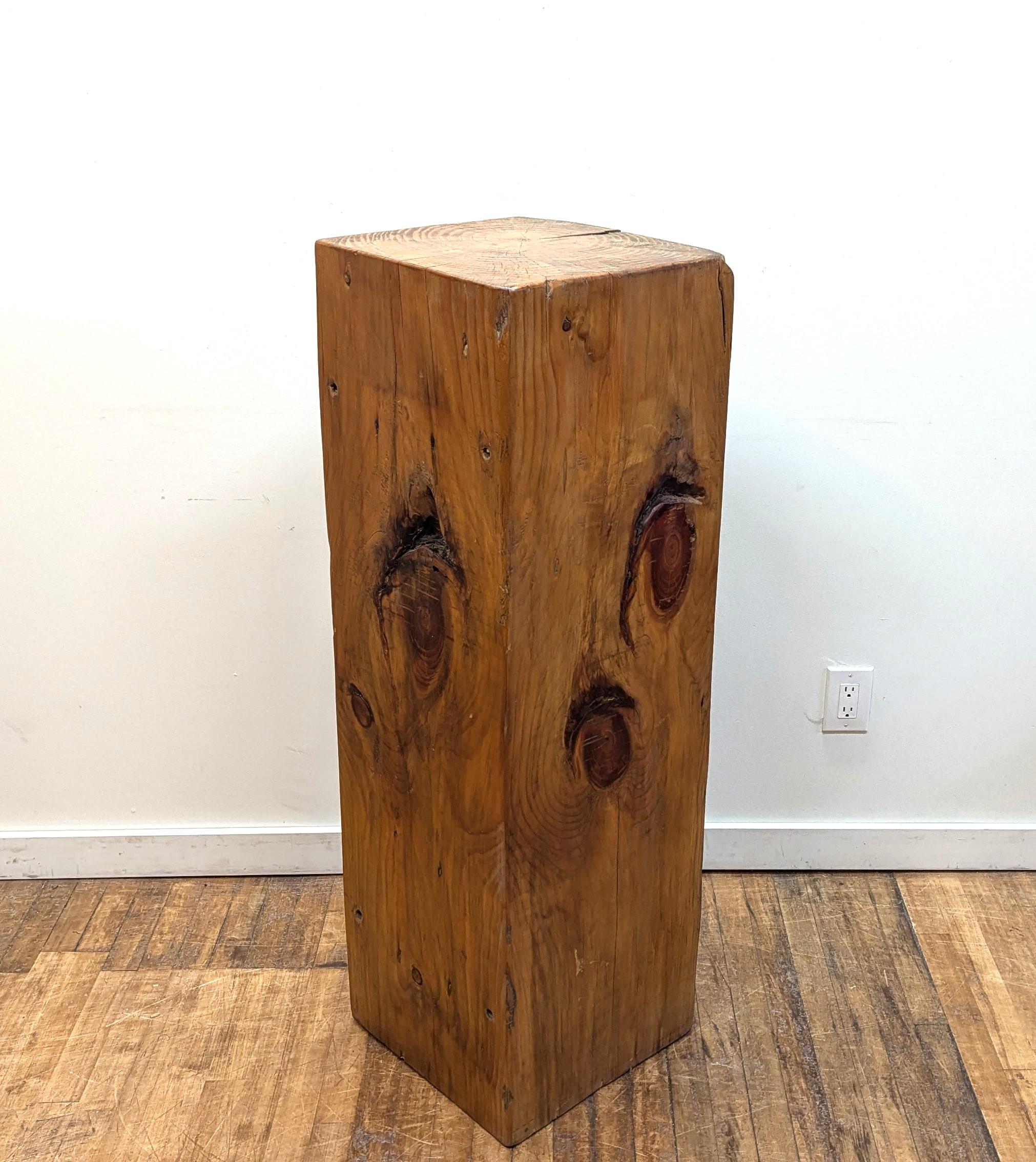Naturbelassenes Espenholz Blockplattform.  Ein massiver, schwerer Block aus altem Stützholz.  Größe 15x15x47 Zoll, abgebildet mit Gesicht, Oberseite und einem Kunstobjekt auf der Oberseite. Dieses Stück hat Öffnungen durch Trockenheit, unebene