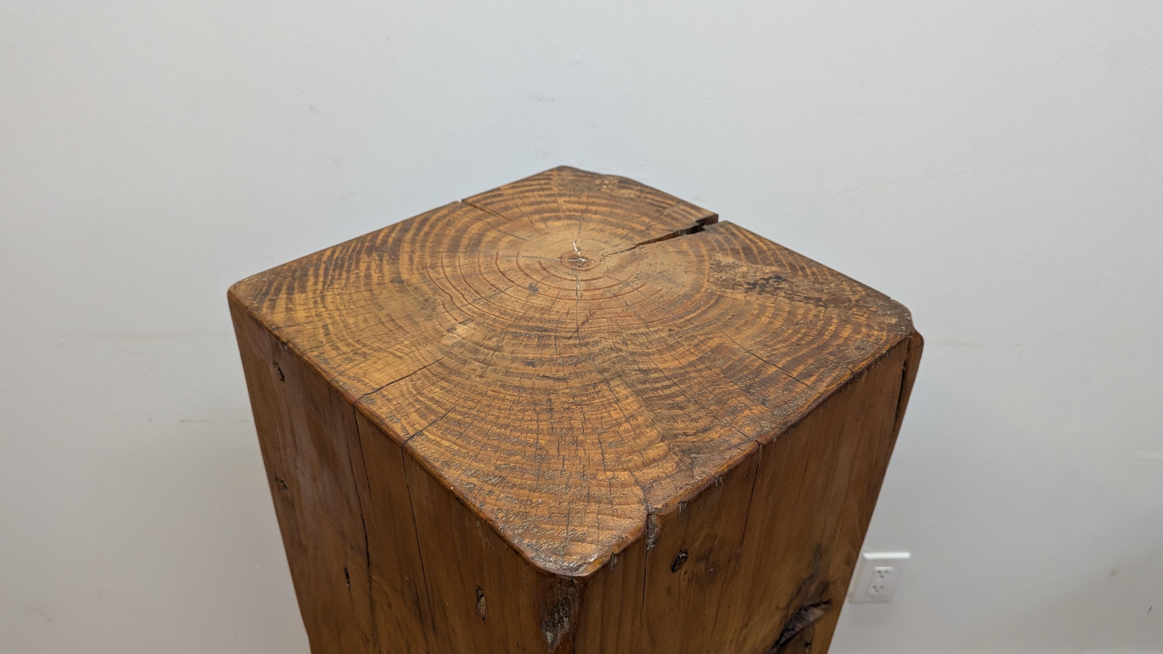 Natural Wood Block Pedestal Stand (Organische Moderne) im Angebot