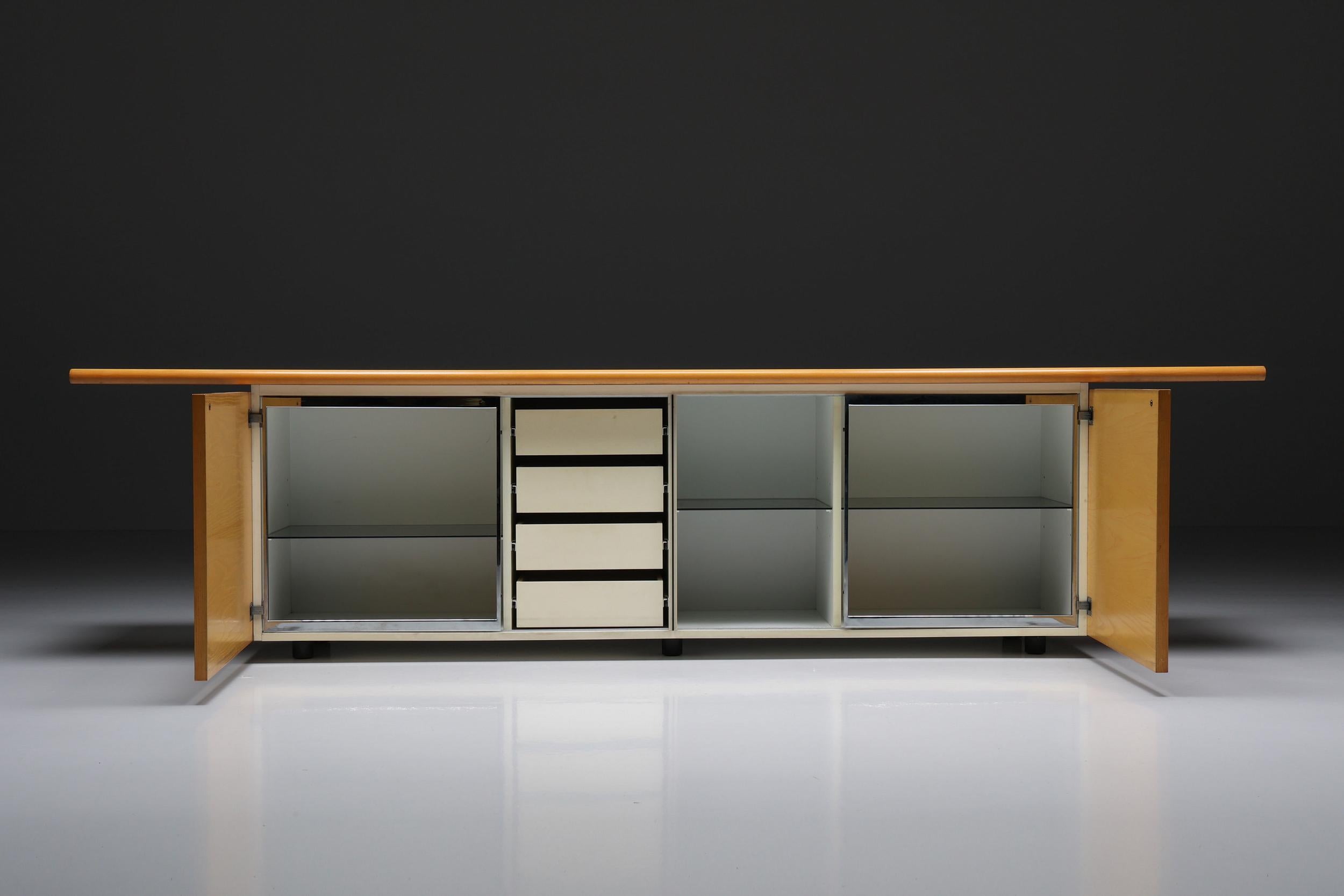 Credenza post-moderna in legno naturale, un capolavoro disegnato da Giotto Stoppino per Acerbic nel 1977, orgogliosamente realizzato in Italia. Questa squisita credenza è un'armoniosa fusione di funzionalità e arte, caratterizzata da due ante