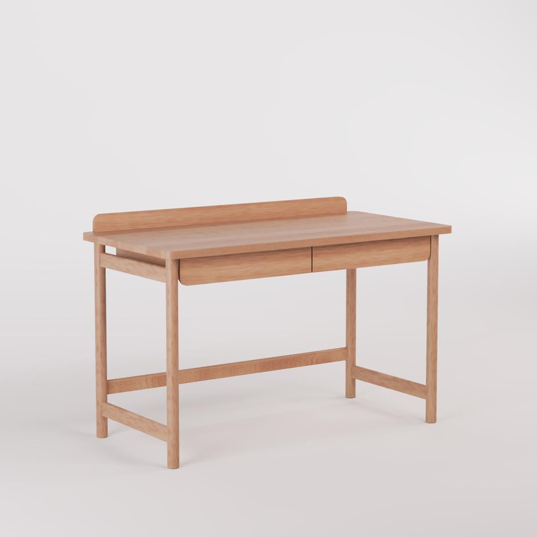 Ce magnifique bureau est fabriqué en bois de cachimbo péruvien. Vous pouvez placer votre lampe préférée sur la table et ranger vos effets personnels dans les tiroirs. La table est parfaite pour votre bureau, car le plateau offre un grand espace de