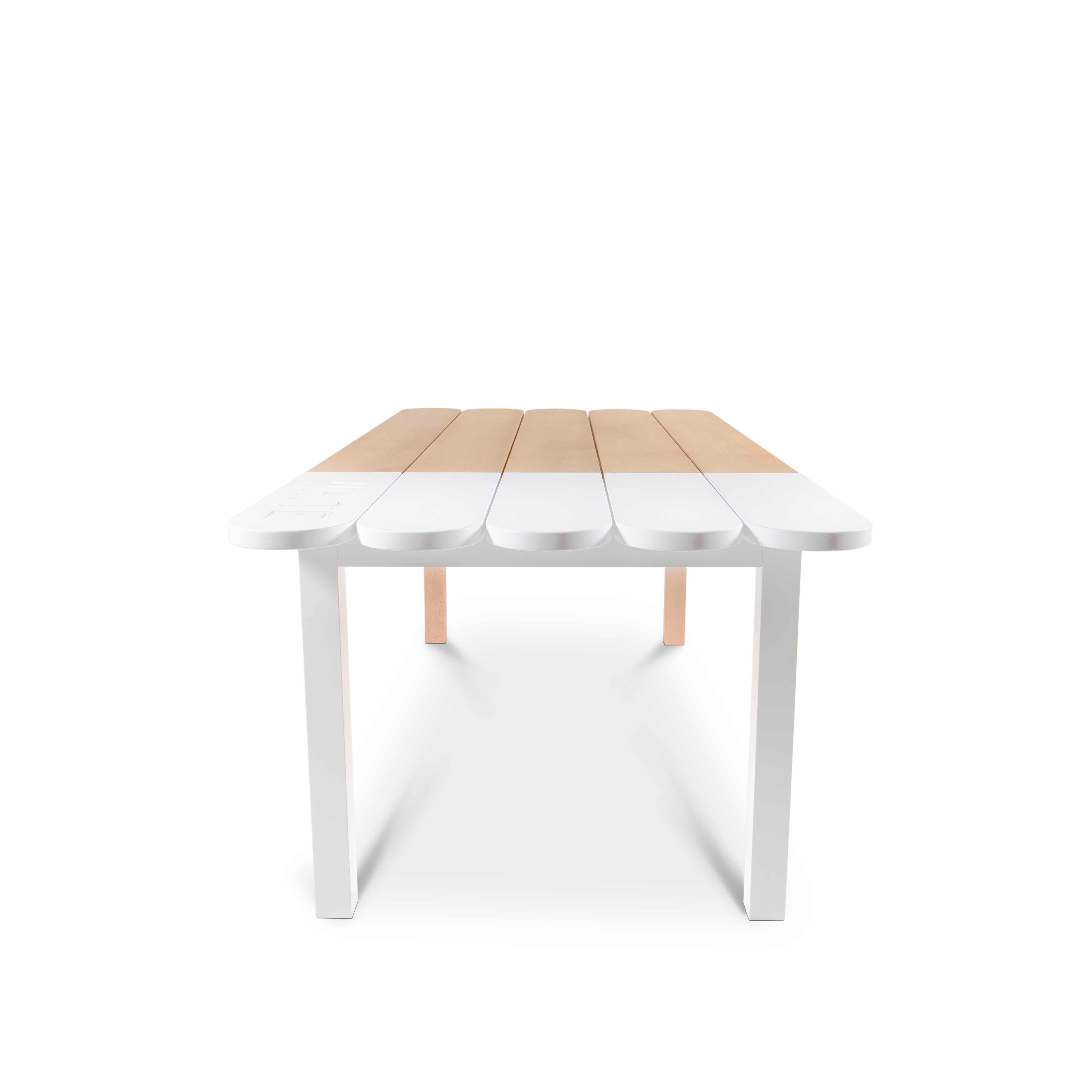 Der Picolé-Esstisch ist von den traditionellen Eisstielen inspiriert, die an jedem brasilianischen Strand zu finden sind, und er folgt einem Vorschlag von Bare and Young Furniture für gemischte Innen- und Außenbereiche.
Der aus dem portugiesischen