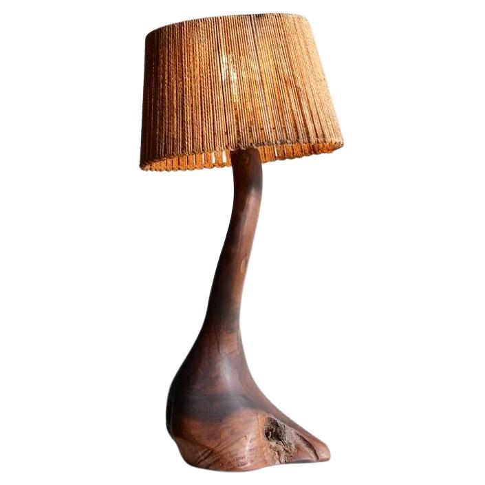 Lampe aus natürlichem Holz mit Seilschirm